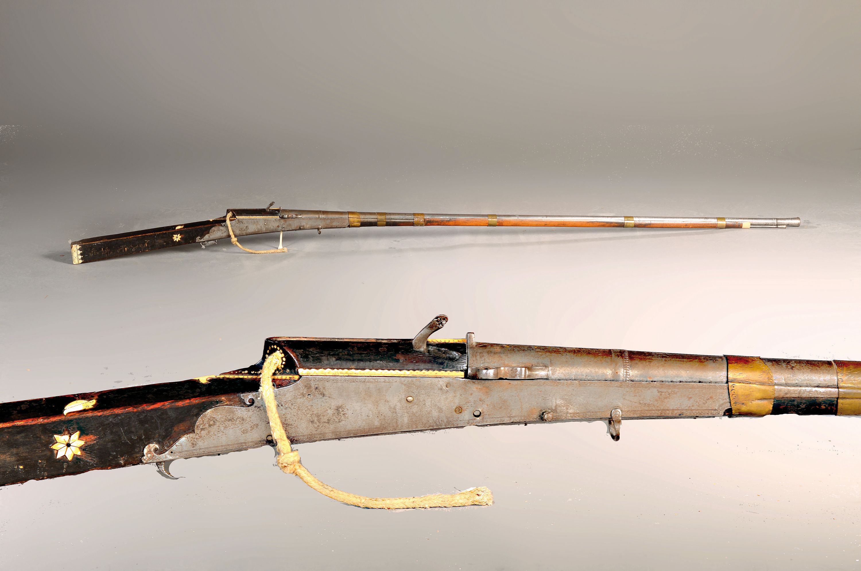Luntenschloßgewehr, orientalisch, Holzschaft mit Beineinlagen, mit orig. Ladestock, L. ca. 175cm, Alterssp.