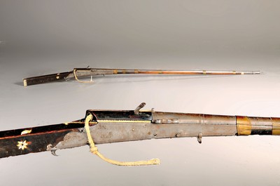 Image 26707887 - Matchlock rifle, oriental, wooden stock with leg inserts, with orig. Ramrod, length approx.175cm, traces of age