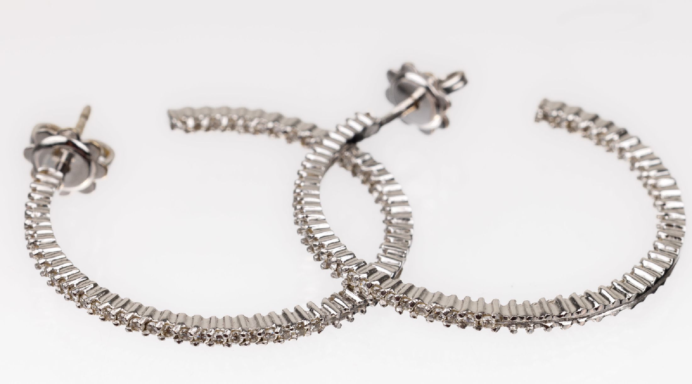 Paar 18 kt Gold Diamant-Creolen, WG 750/000, innen und aussen bes. mit ca. 120 Brillanten zus. ca. 0.60 Weiß/si-p, (1 Brillant innen fehlt, nicht ...