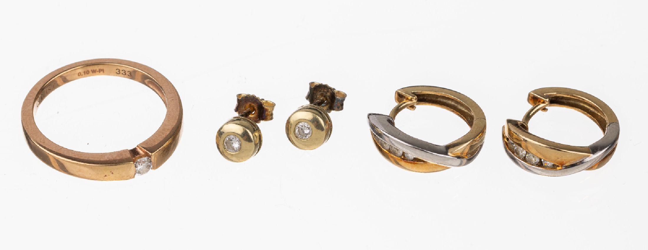 14 und 8 kt Gold Konvolut, best. aus: Paar Ohrstecker, GG 585/000, 2 Brillanten zus. ca. 0.10 ct Weiß/si, 1 Paar Ohrcreolen, GG/WG 585/000, mit ...