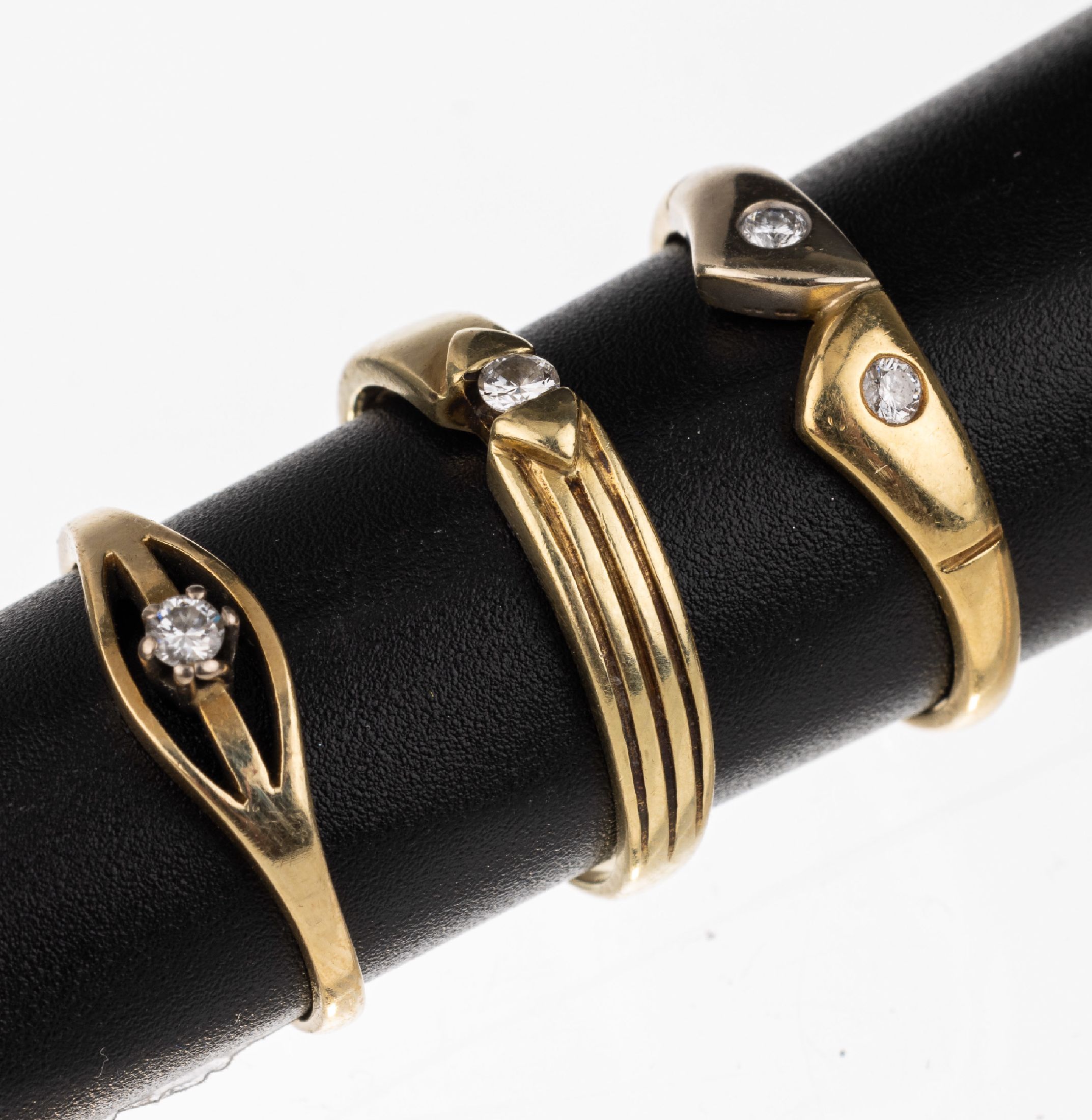 Konvolut 3 Brillant-Ringe, GG 750/000 und 585/000, best. aus: 1 Ring, 1 Brillant ca. 0.05 ct Weiß/si, RW 49, 1 Ring, 1 Brillant ca.0.05 ct ...