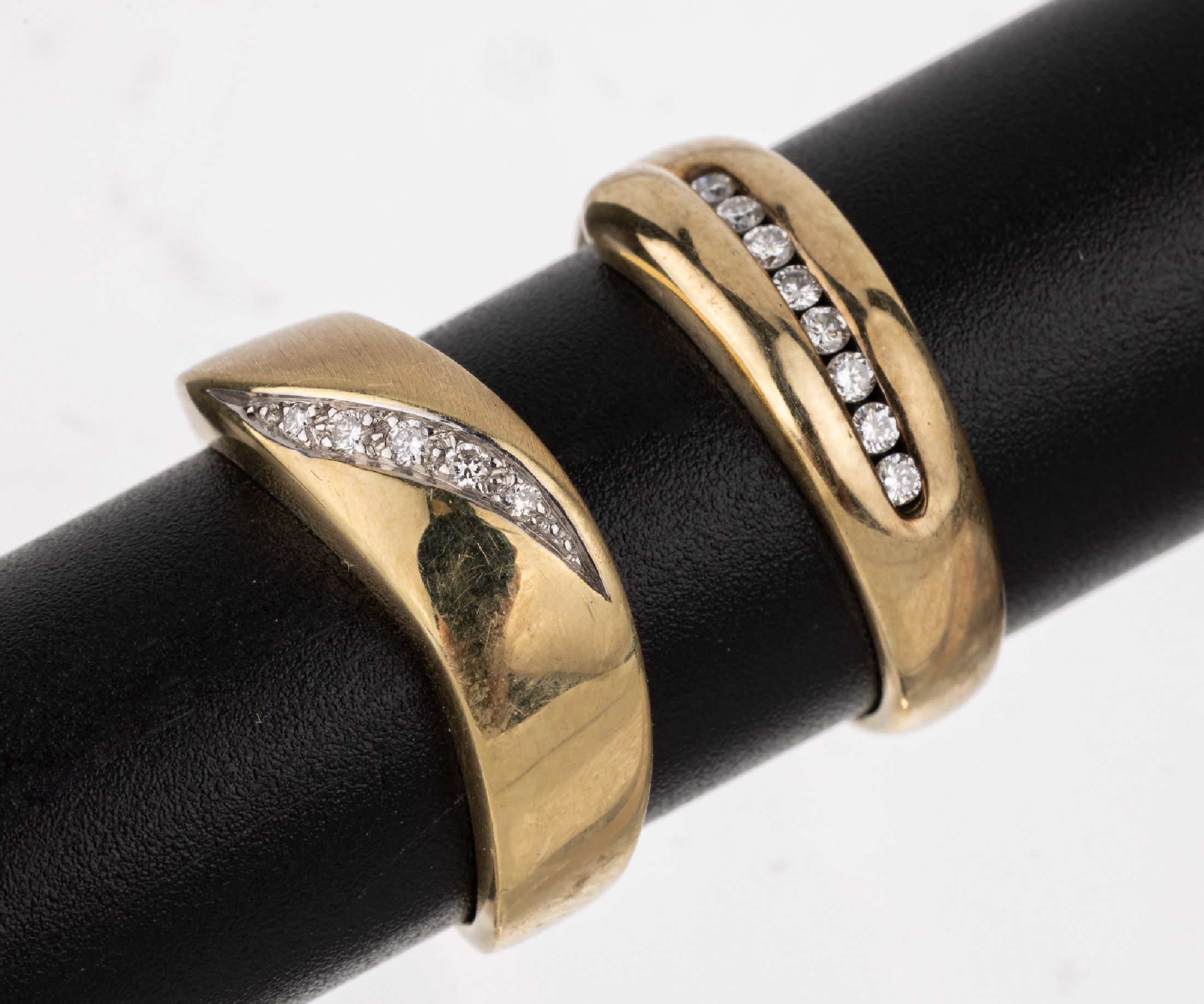 Konvolut 2 14 kt Gold Brillant-Ringe, GG 585/000, 1 x mit 8 Brillanten zus. ca. 0.08 ctWeiß/si, RW 56, und 1 x part. sat., mit 5 Brillanten zus. ...