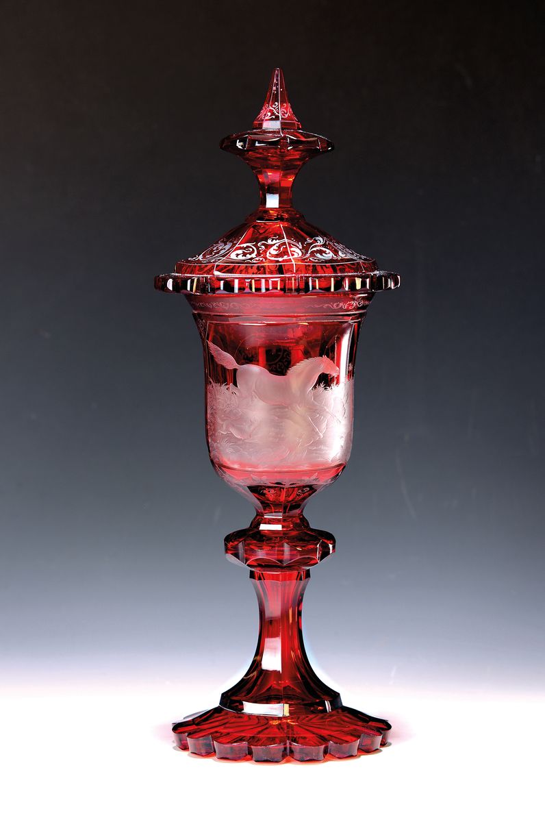Deckelpokal, Böhmen, 2. Hälfte 19. Jh., Kristallglas rubinrot überfangen, reich geschnitten, geschliffen und graviert, in Kartusche galoppierendes ...