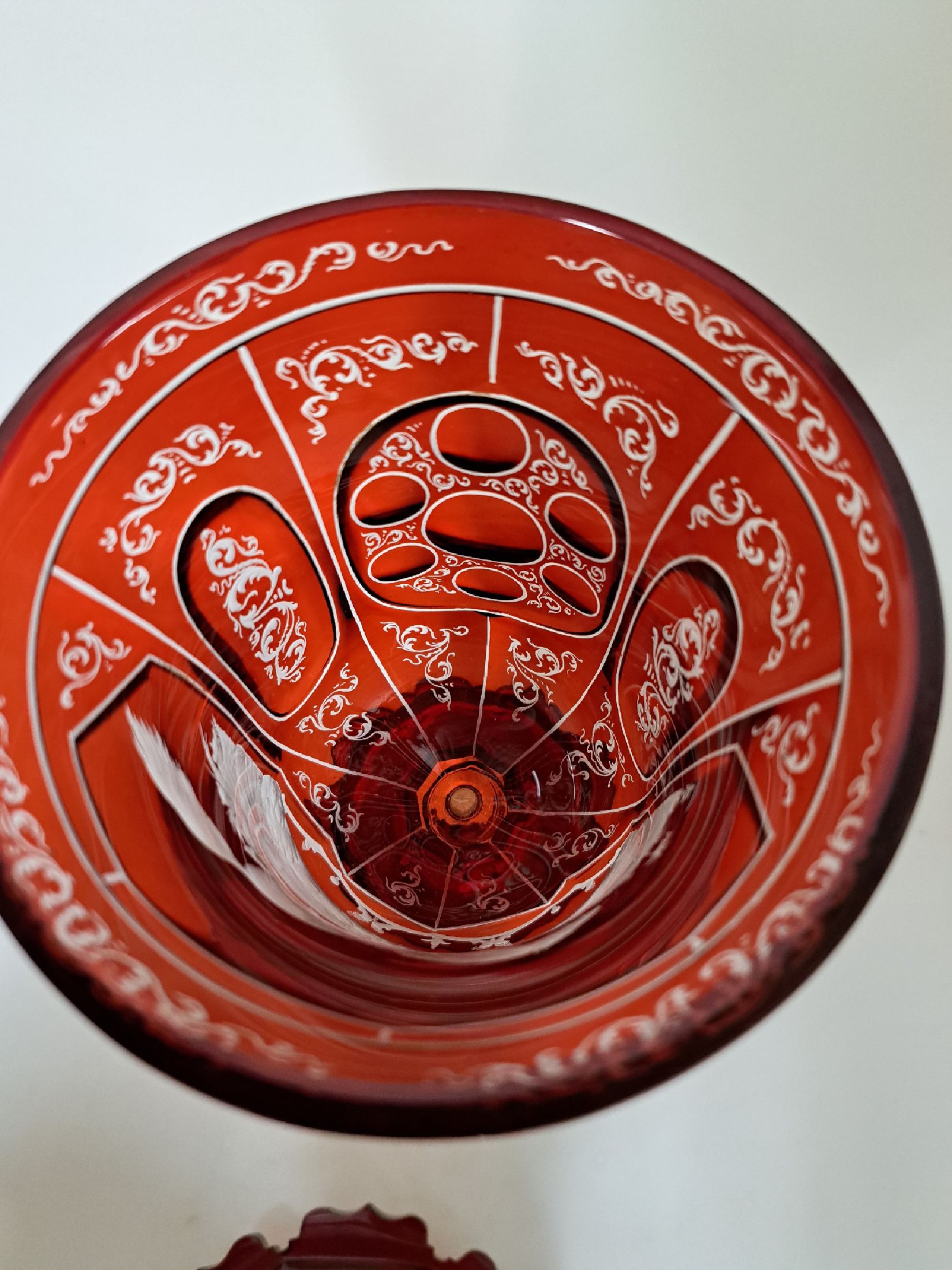 Detail f: Deckelpokal, Böhmen, 2. Hälfte 19. Jh., Kristallglas rubinrot überfangen, reich geschnitten, geschliffen und graviert, in Kartusche galoppierendes ...