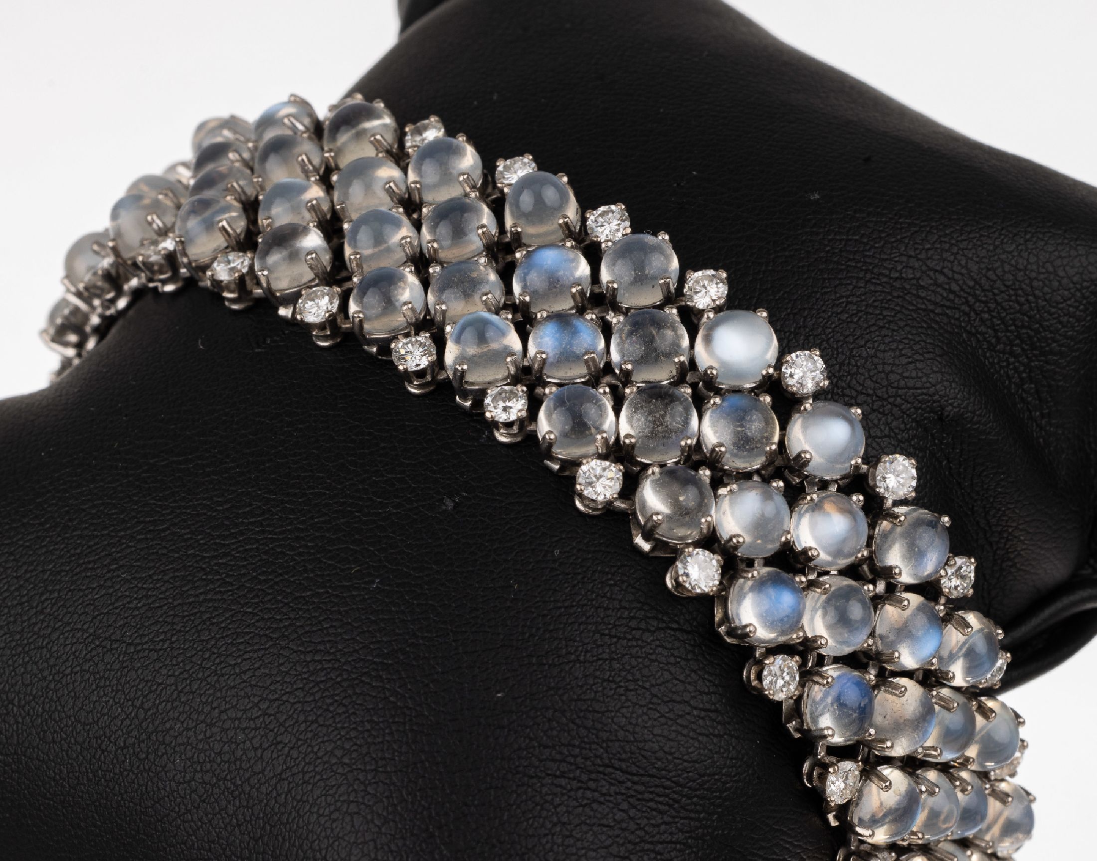 18 kt Gold Mondstein-Brillant-Armband, WG 750/000, 80 Mondsteincabochons zus. ca. 96.0 ct, 40 Brillanten zus. ca. 6.0 ct feines Weiß-Weiß/vs-si, ...