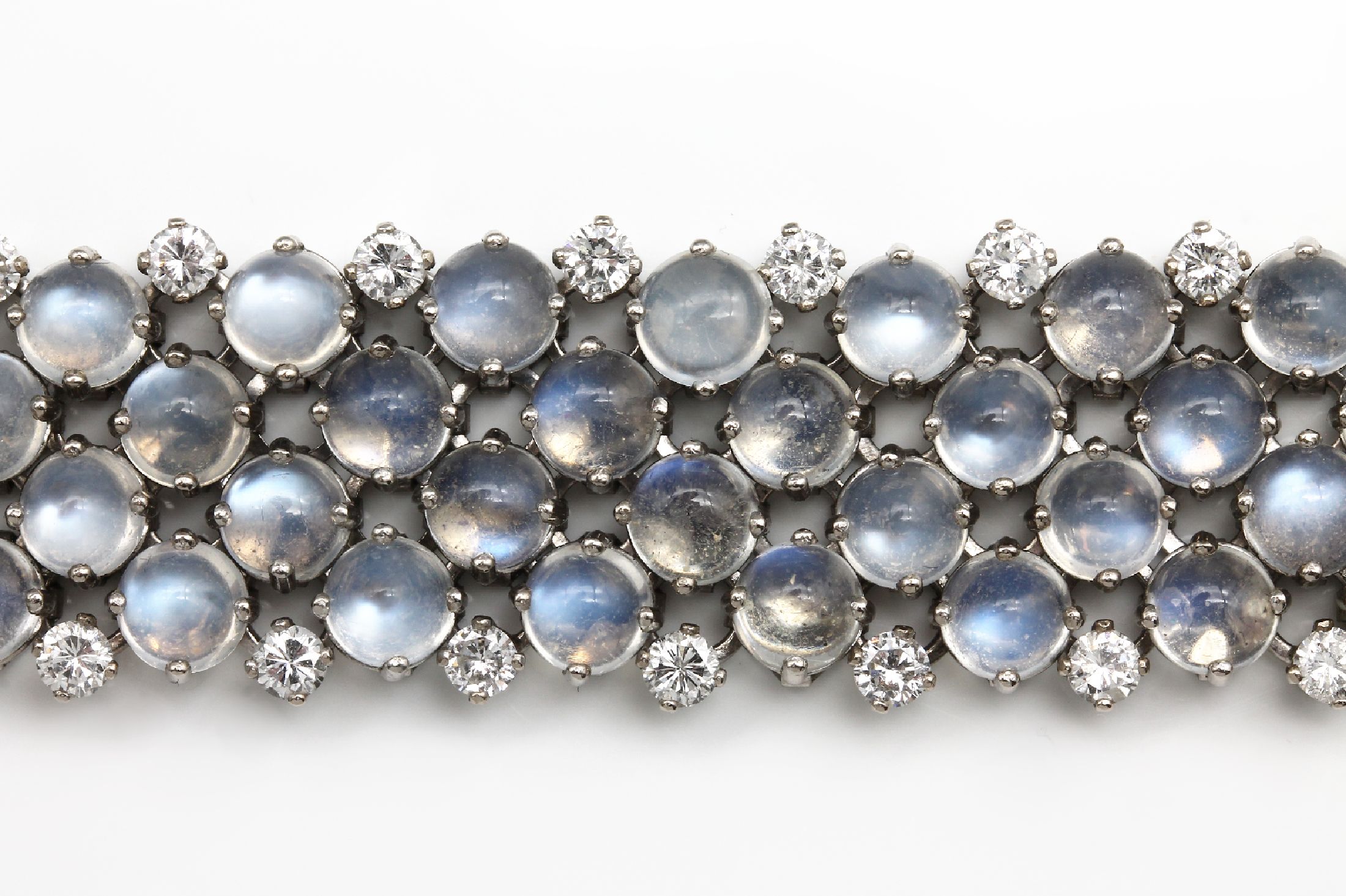 Detail b: 18 kt Gold Mondstein-Brillant-Armband, WG 750/000, 80 Mondsteincabochons zus. ca. 96.0 ct, 40 Brillanten zus. ca. 6.0 ct feines Weiß-Weiß/vs-si, ...