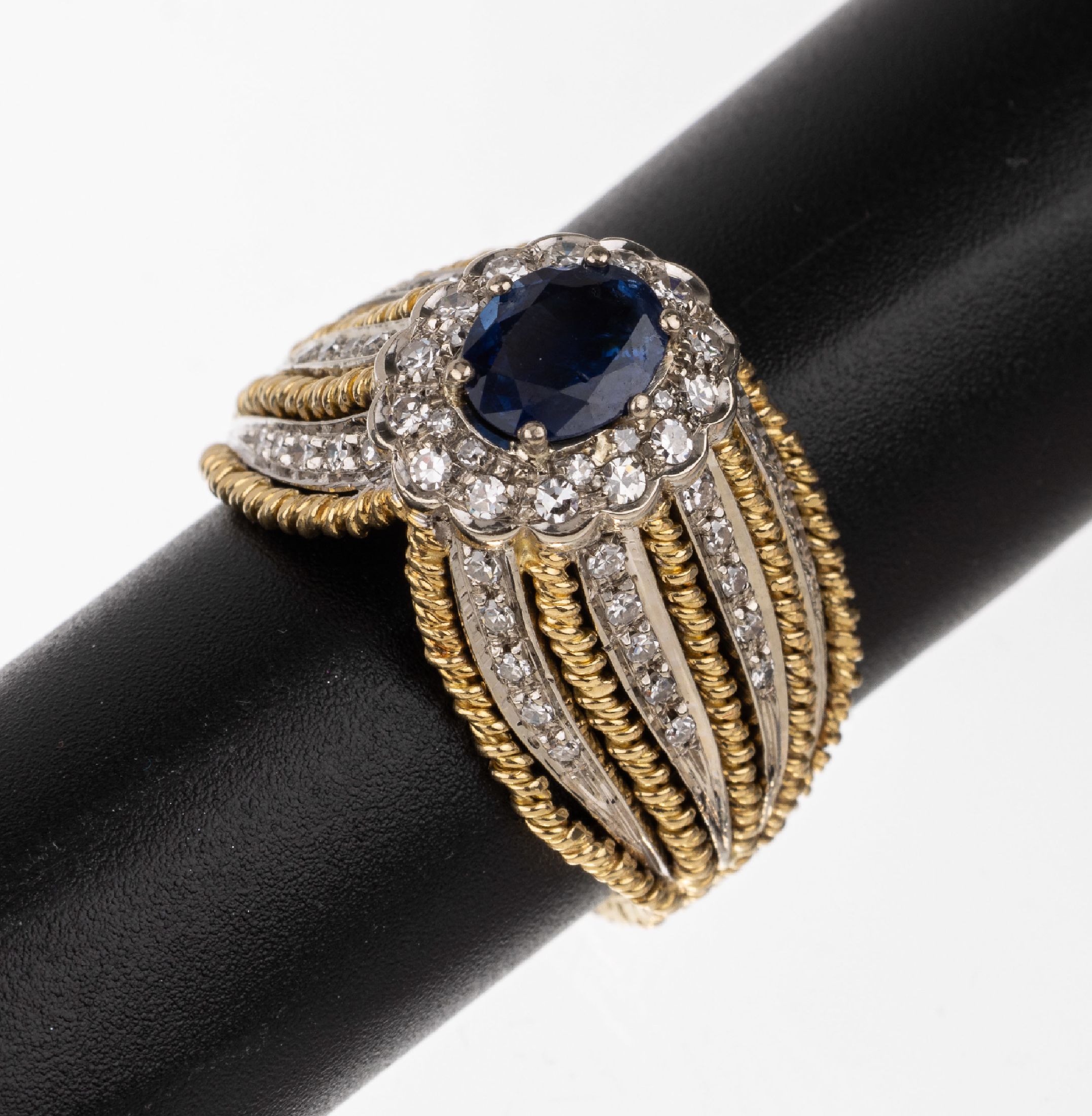 18 kt Gold Saphir-Diamant-Ring, GG/WG 750/000, außergewöhnliche Gestaltung, erhaben gefasster ovalfacett. Saphir ca. 1.00 ct, 64 8/8-Diamanten ...