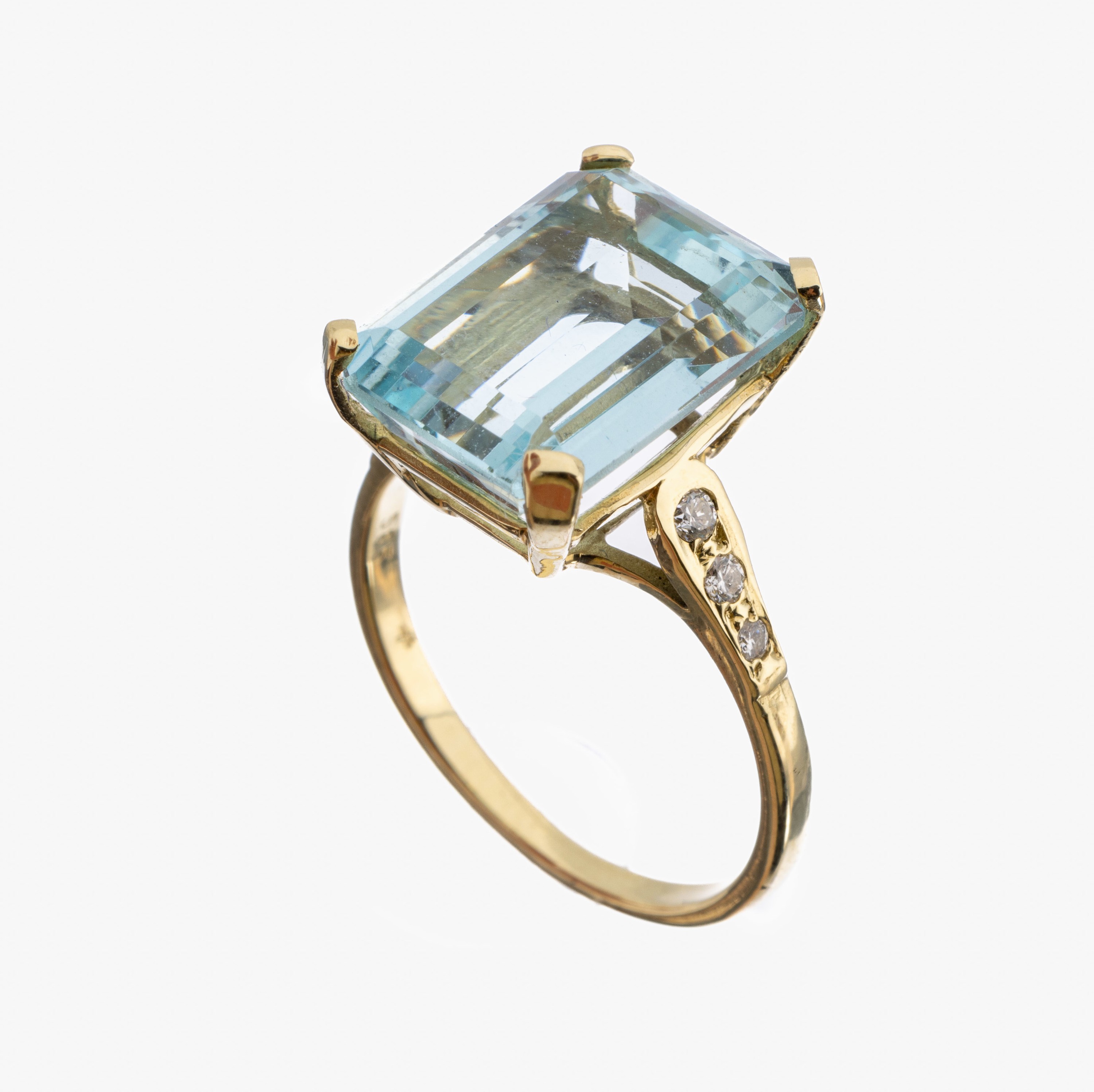 14 kt Gold Aquamarin-Brillant-Ring, GG 585/000, mittig Aquamarin im Treppenschliff ca. 8.00 ct, Ringschultern mit insg. 6 Brillanten zus. ca. 0.14 ...
