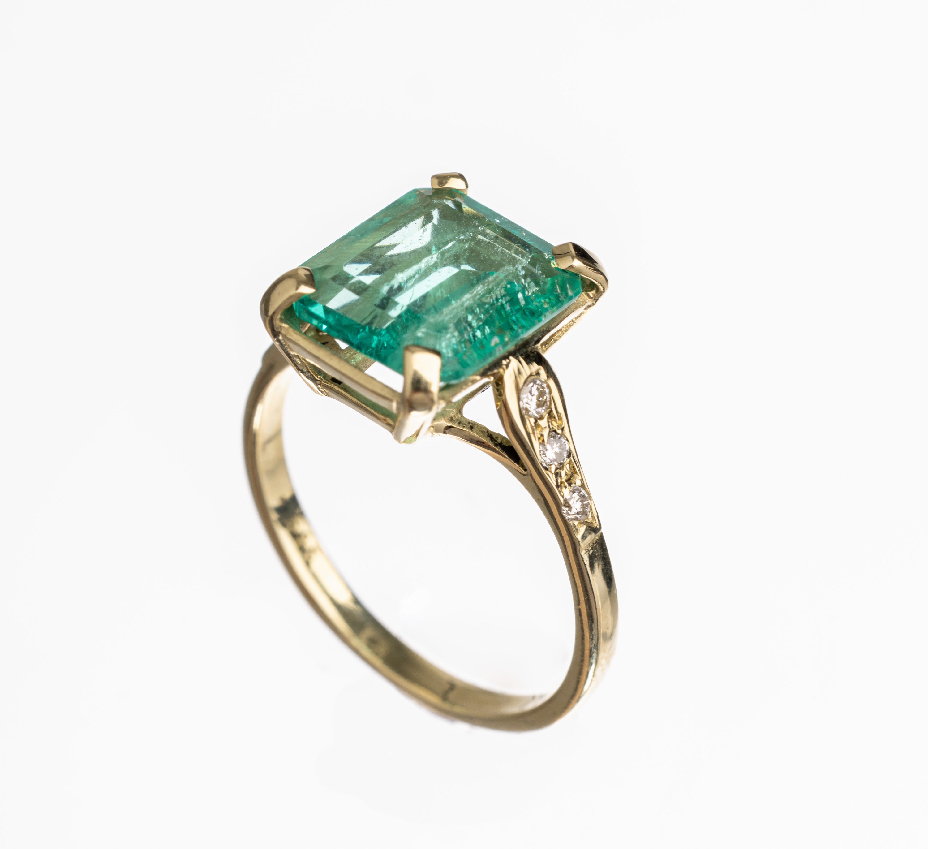 14 kt Gold Smaragd-Brillant-Ring, GG 585/000, mittig Smaragd im Treppenschliff ca. 3.00 ct, Ringschultern mit insg. 6 Brillanten zus. ca. 0.14 ct ...