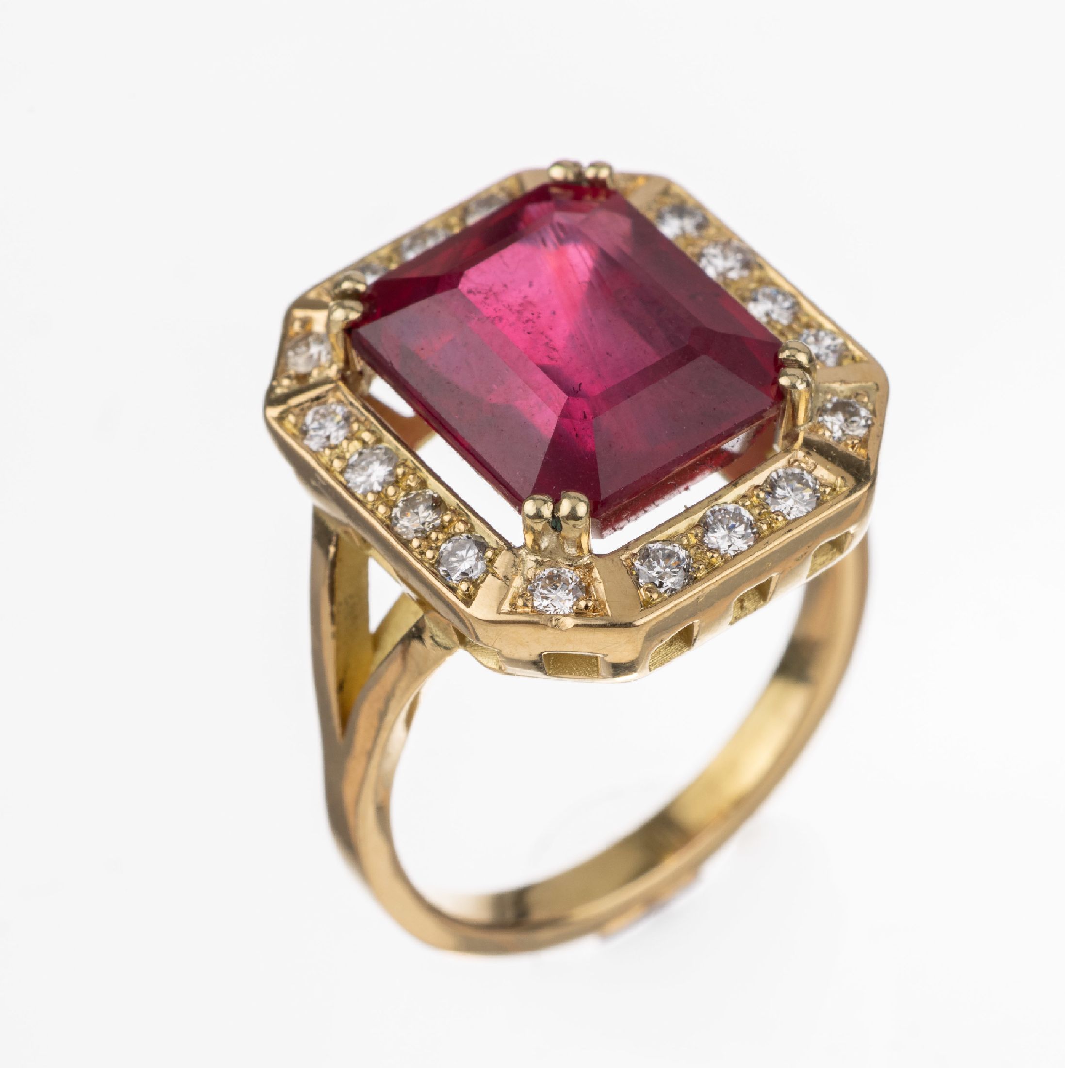 18 kt Gold Rubin-Brillant-Ring, GG 750/000,mittig erhaben gefasster Rubin (beh.) im Treppenschliff ca. 9.20 ct, umgeben von 18 Brillanten zus. ca. ...