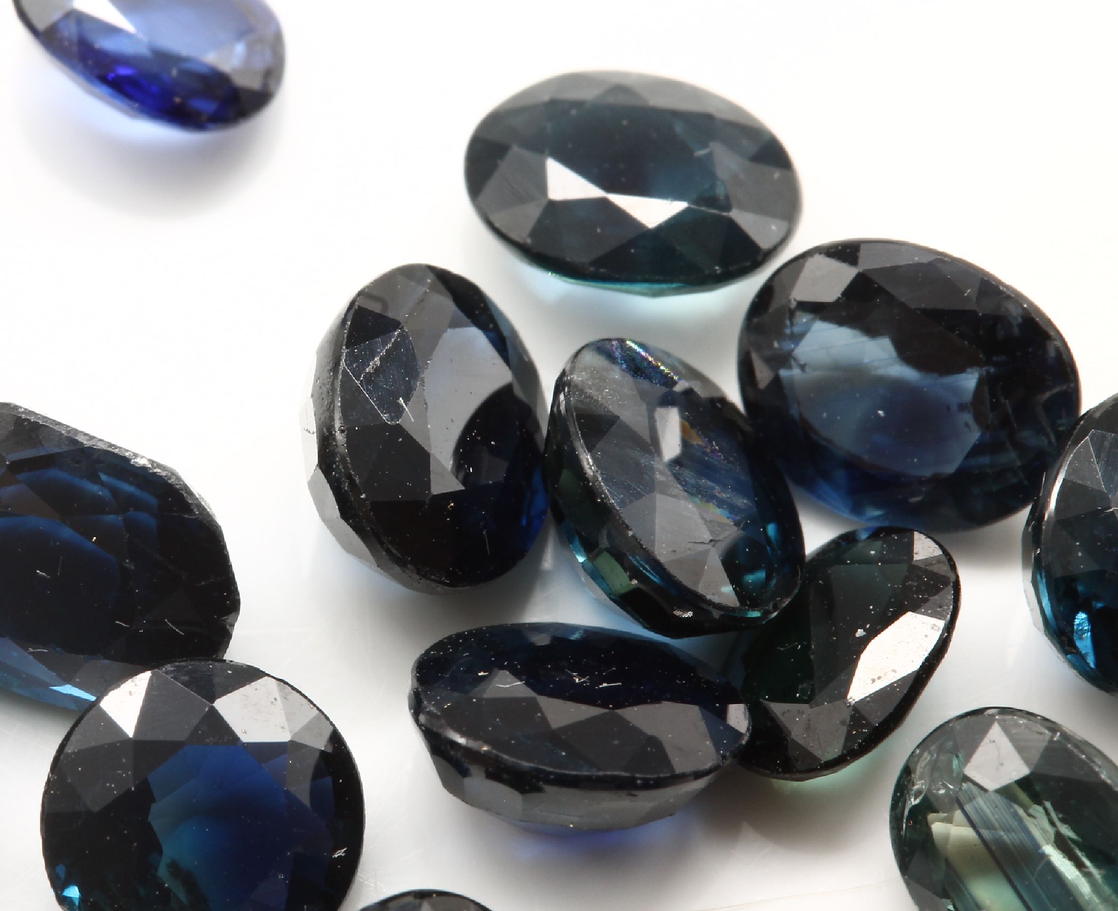 Detail a: Lot 23 lose Saphire, ca. 15.23 ct, oval- und rundfacett. in versch. Größen und Farbnuancen