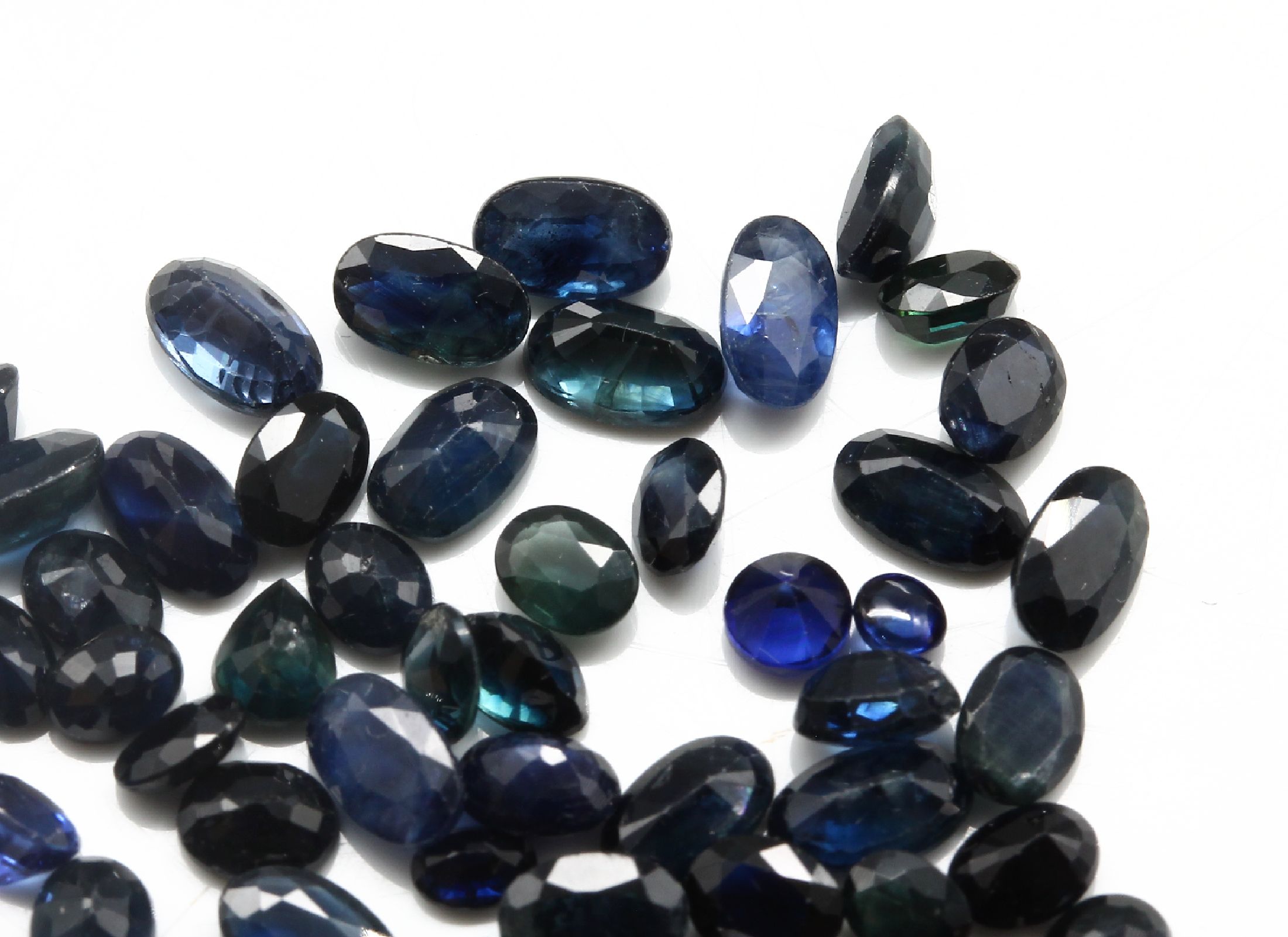 Detail a: Lot lose Saphire, zus. 14.00 ct, ovalfacett. in versch. Größen und Farbnuancen