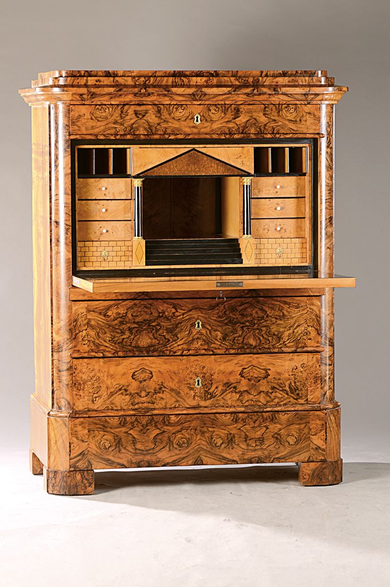 Biedermeier Standsekretär, wohl Mainz, um 1830, dickes Sägefurnier, ausgesuchtes Wurzelfurnier, gespiegelt, aufwendiges Innenleben, mit Treppe, ...