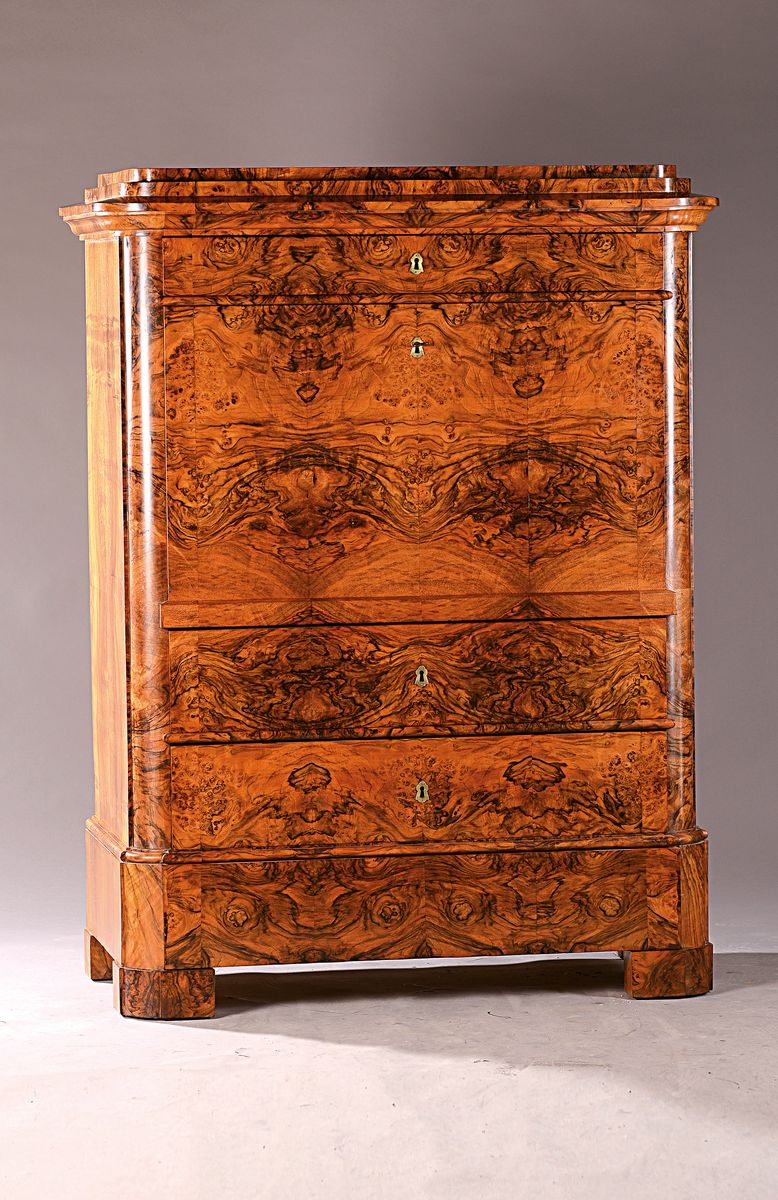 Detail a: Biedermeier Standsekretär, wohl Mainz, um 1830, dickes Sägefurnier, ausgesuchtes Wurzelfurnier, gespiegelt, aufwendiges Innenleben, mit Treppe, ...