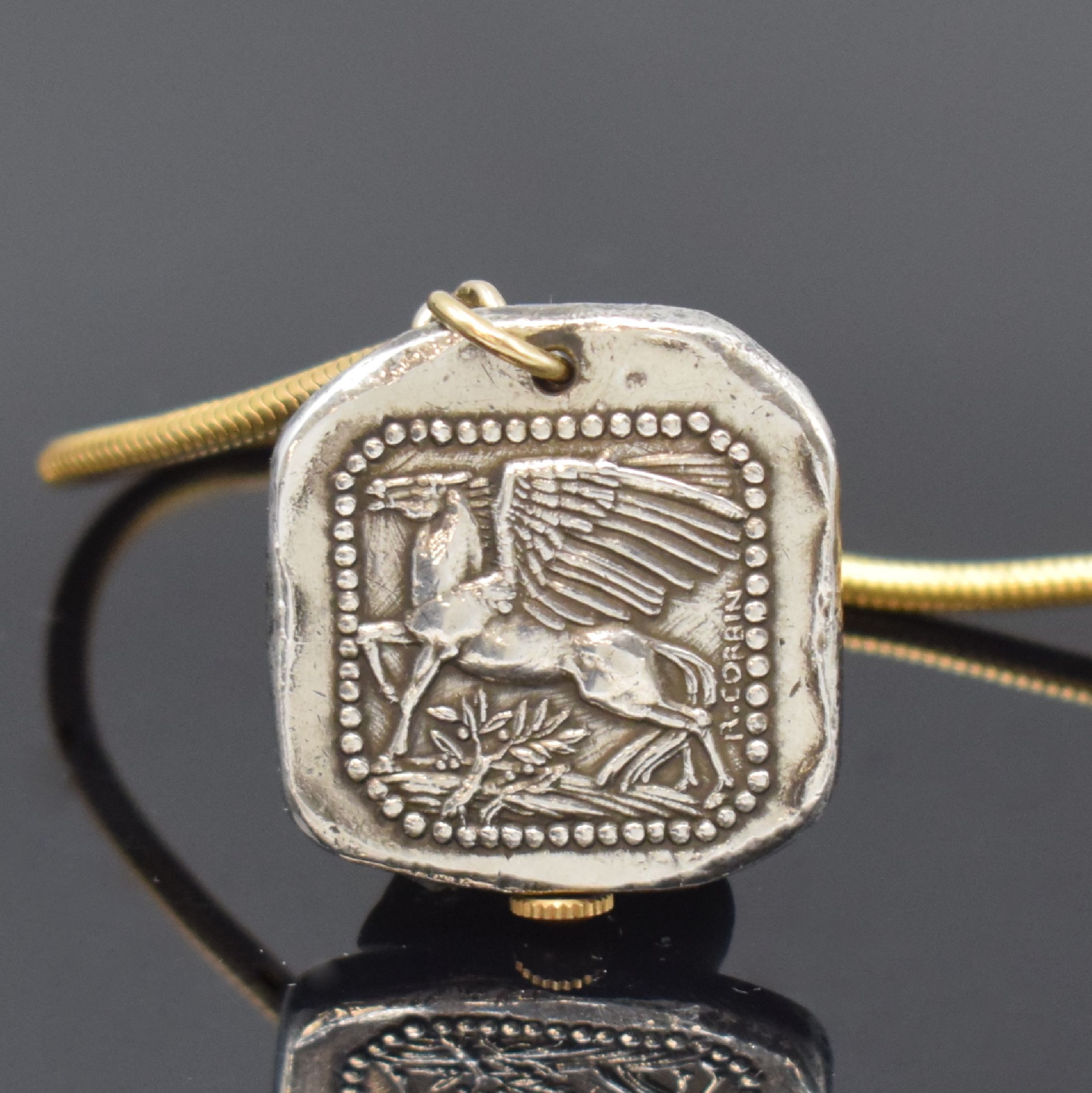 Detail b: EUROPEAN WATCH & CLOCK Co INC Frackuhr in Silber mit Kette in GG 750/000, Frankreich/ Schweiz um 1920, Handaufzug, münzartig geprägtes Gehäuse m. ...