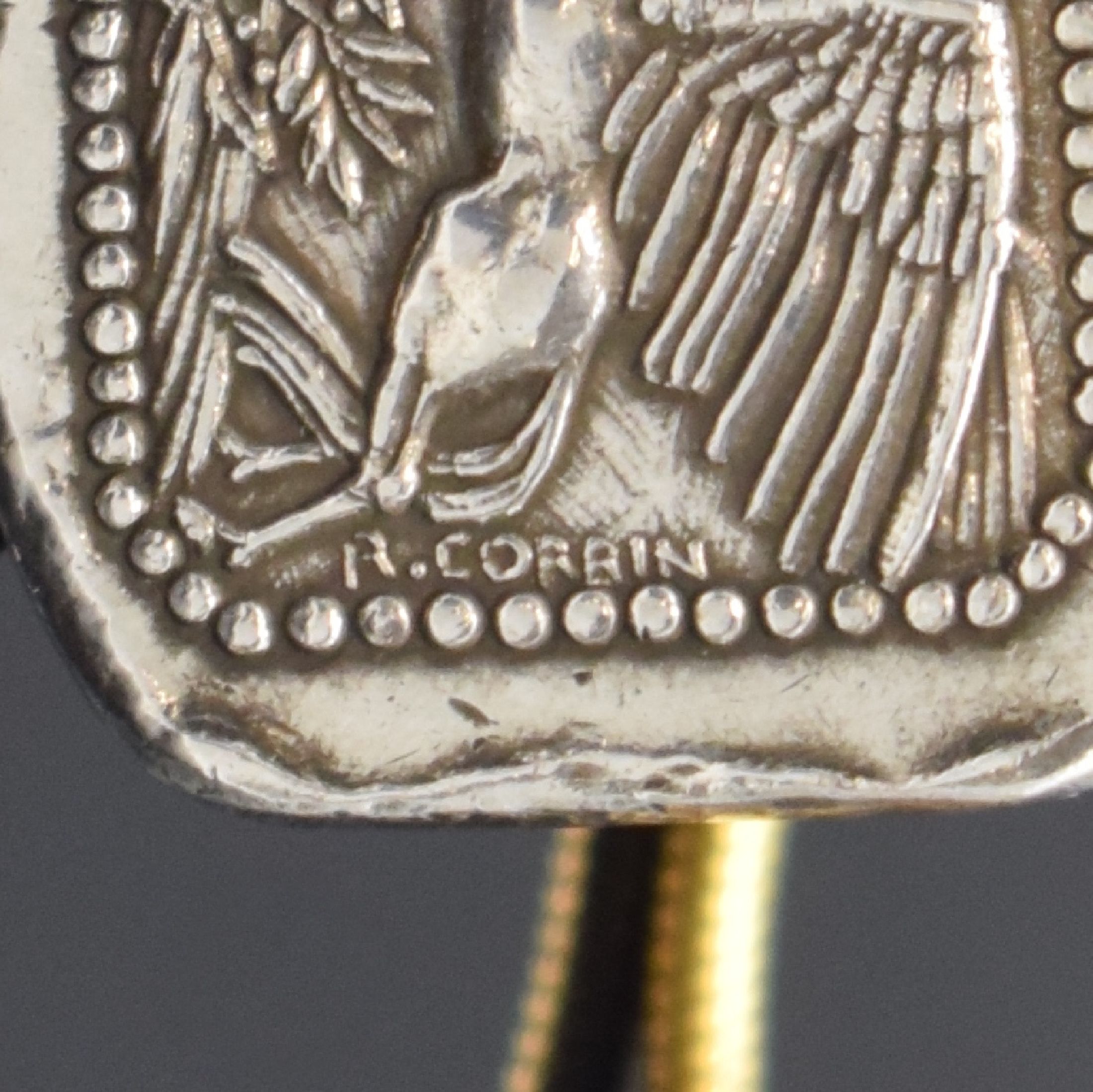 Detail c: EUROPEAN WATCH & CLOCK Co INC Frackuhr in Silber mit Kette in GG 750/000, Frankreich/ Schweiz um 1920, Handaufzug, münzartig geprägtes Gehäuse m. ...