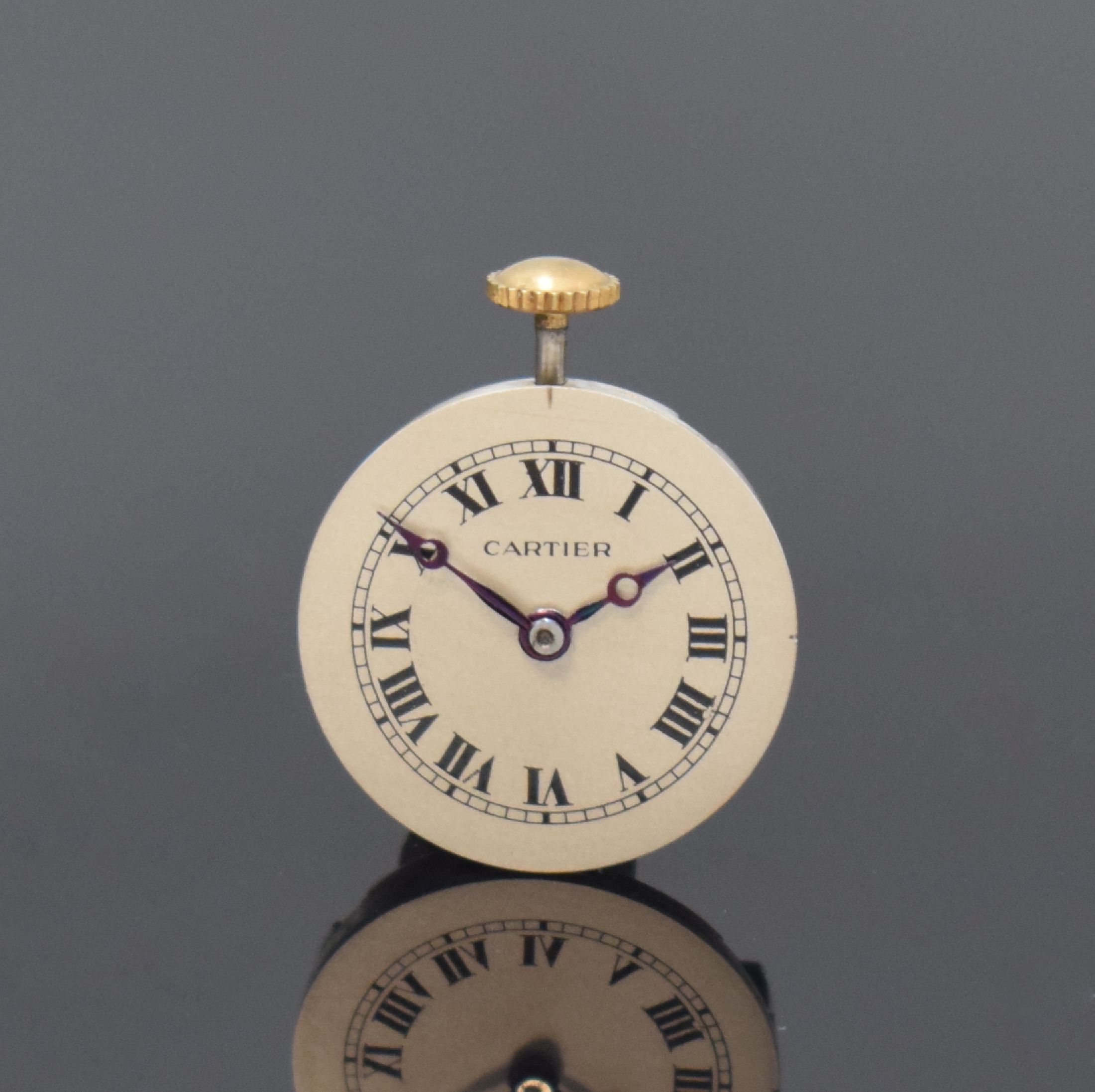 Detail d: EUROPEAN WATCH & CLOCK Co INC Frackuhr in Silber mit Kette in GG 750/000, Frankreich/ Schweiz um 1920, Handaufzug, münzartig geprägtes Gehäuse m. ...