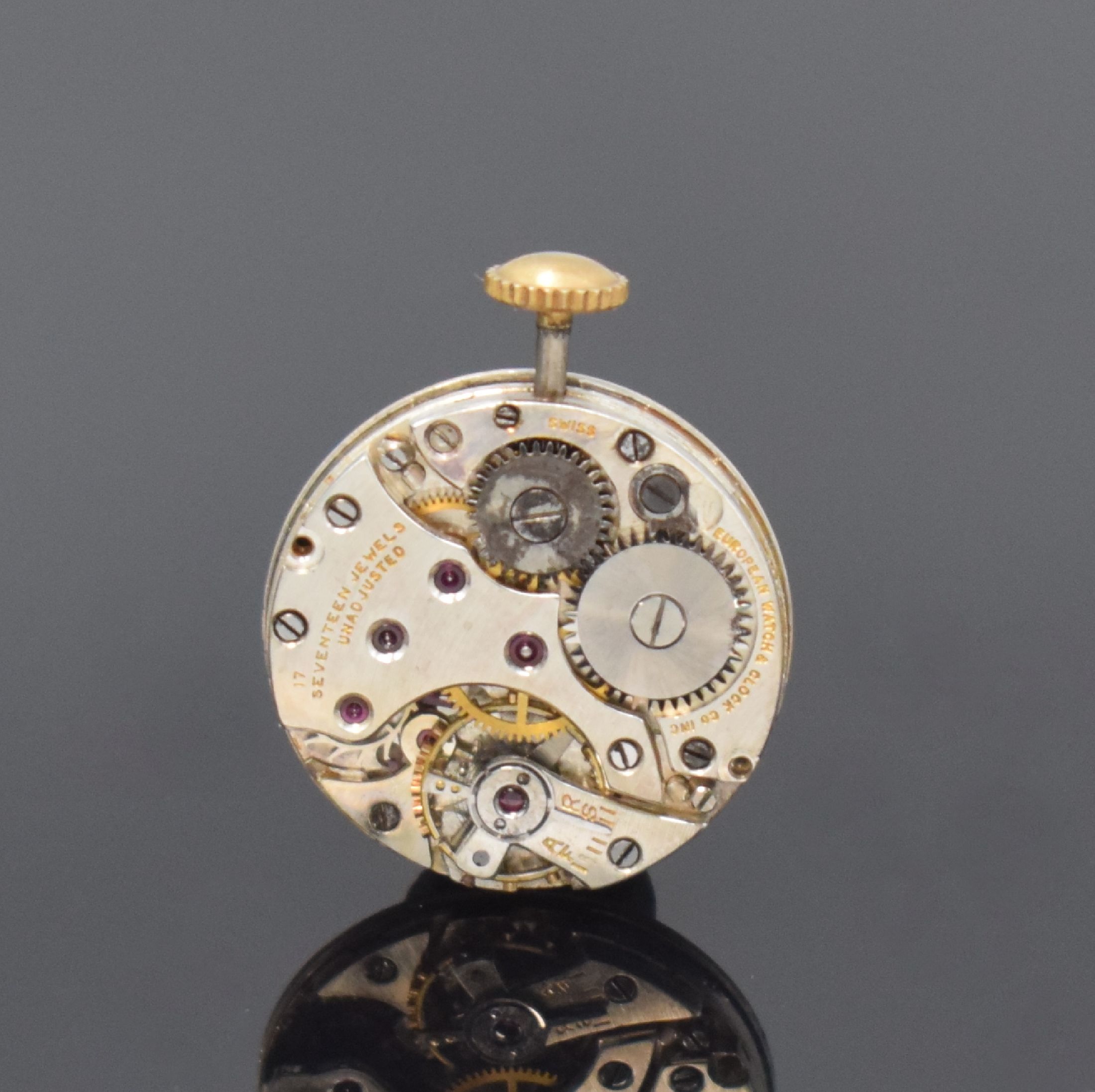 Detail e: EUROPEAN WATCH & CLOCK Co INC Frackuhr in Silber mit Kette in GG 750/000, Frankreich/ Schweiz um 1920, Handaufzug, münzartig geprägtes Gehäuse m. ...