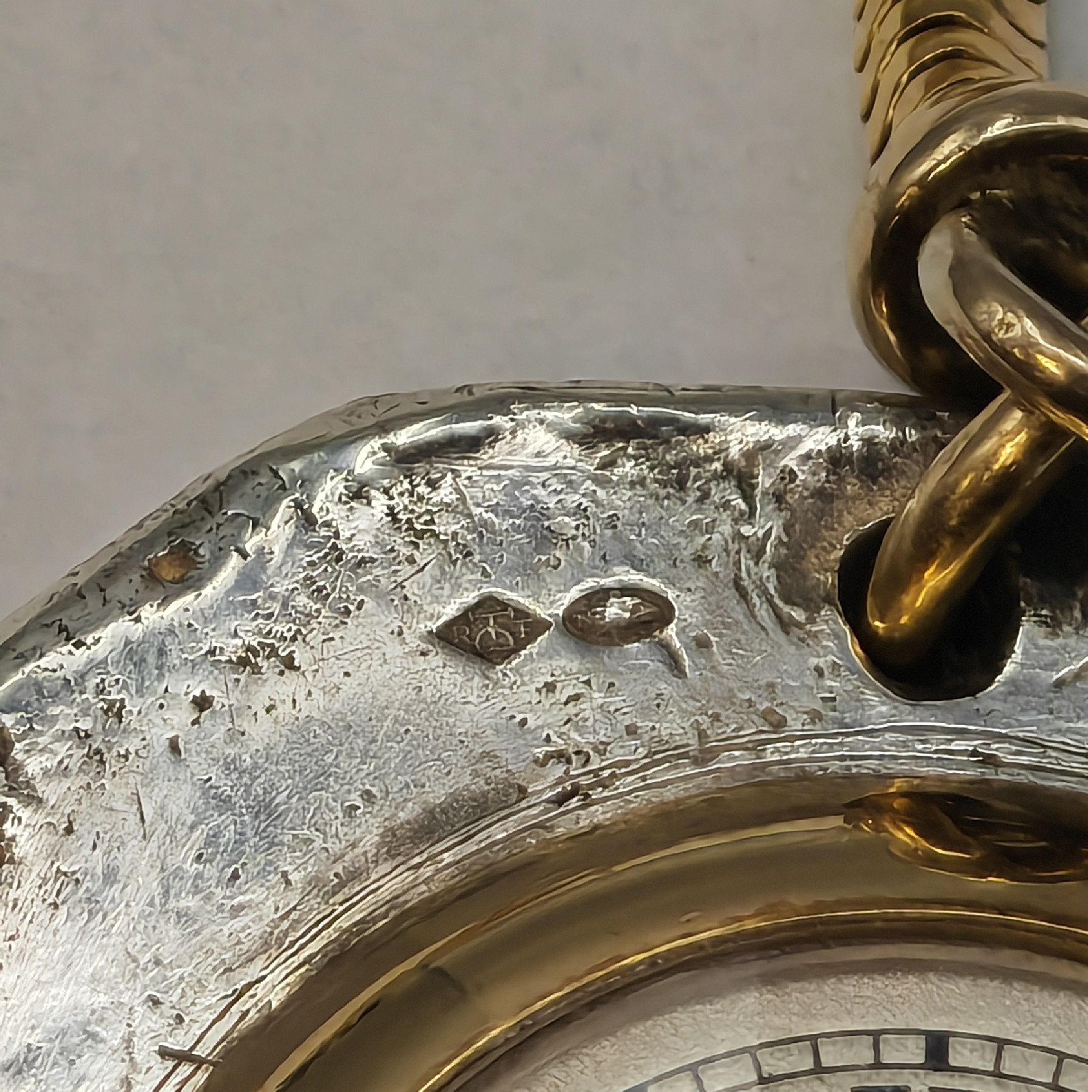 Detail h: EUROPEAN WATCH & CLOCK Co INC Frackuhr in Silber mit Kette in GG 750/000, Frankreich/ Schweiz um 1920, Handaufzug, münzartig geprägtes Gehäuse m. ...