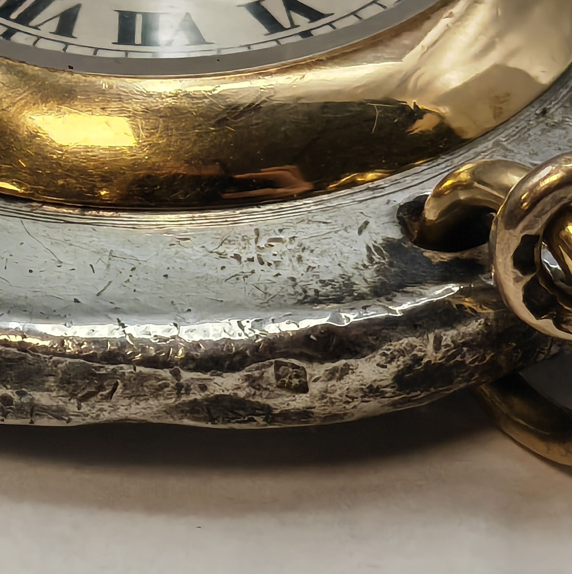 Detail i: EUROPEAN WATCH & CLOCK Co INC Frackuhr in Silber mit Kette in GG 750/000, Frankreich/ Schweiz um 1920, Handaufzug, münzartig geprägtes Gehäuse m. ...