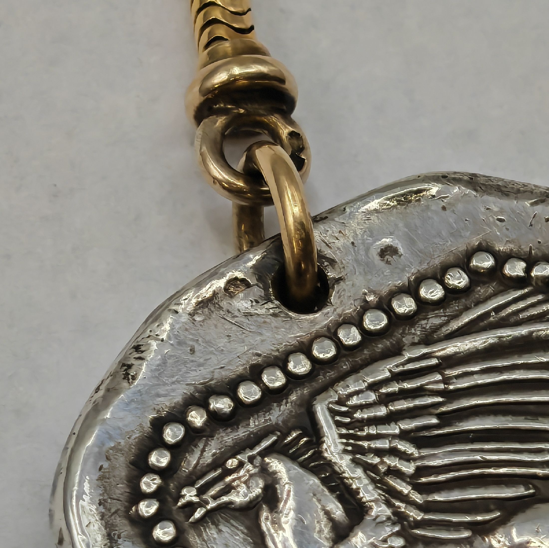 Detail k: EUROPEAN WATCH & CLOCK Co INC Frackuhr in Silber mit Kette in GG 750/000, Frankreich/ Schweiz um 1920, Handaufzug, münzartig geprägtes Gehäuse m. ...