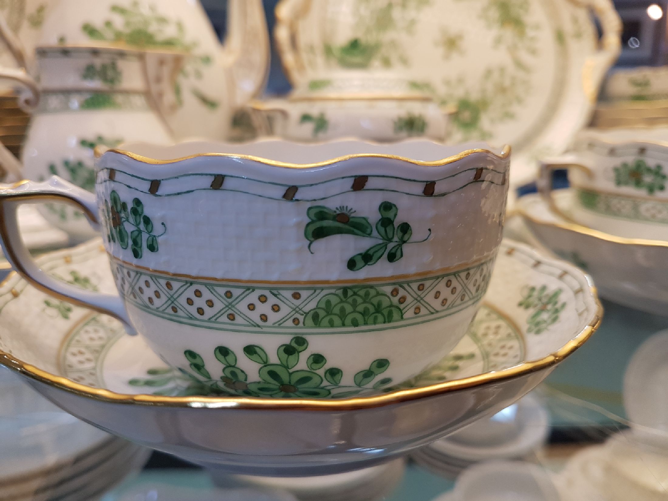 Detail b: Kaffeeservice, Herend, Ungarn, indische Malerei grün (Variation Apponyi), 20.Jh., Porzellan, handbemalt, Goldrand, für 12 Personen, 12 Tassen (1 ...