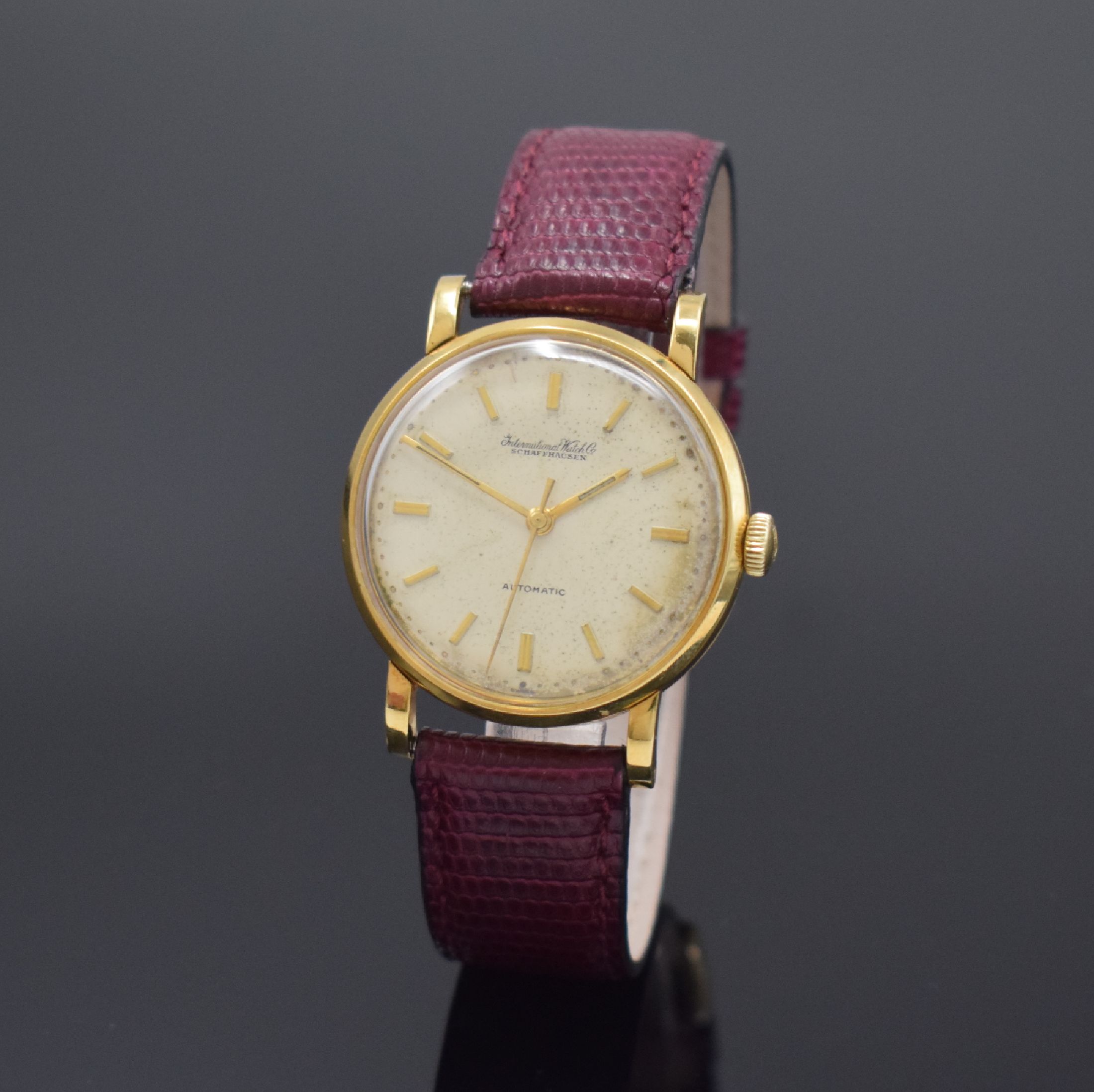 IWC Herrenarmbanduhr in GG 750/000, Schweiz um 1957, Automatik, 3-teil. Geh. l. dell., Boden und Glasrand aufgedr., silb. Zifferbl. mit aufges. gold. ...