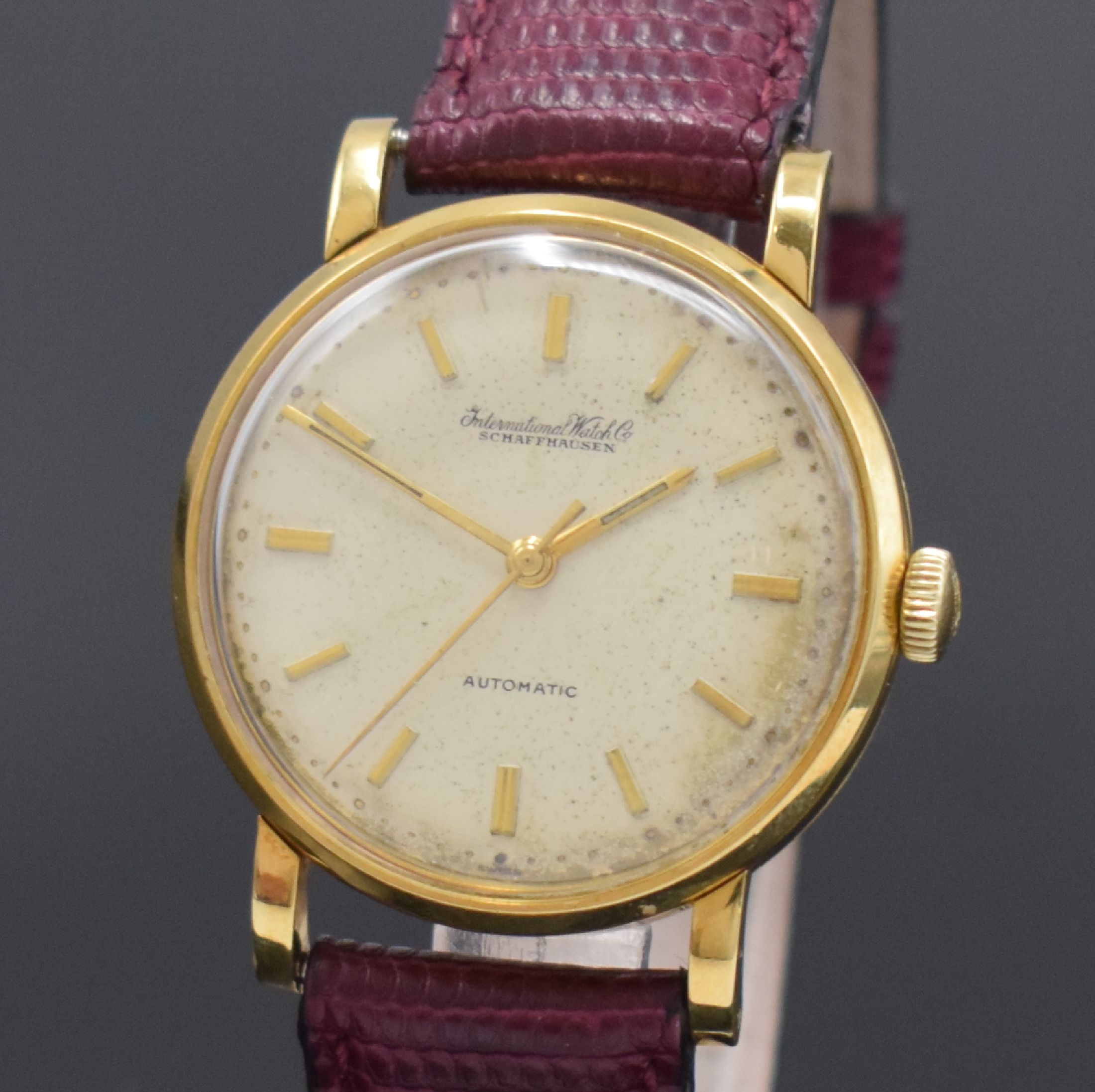 Detail a: IWC Herrenarmbanduhr in GG 750/000, Schweiz um 1957, Automatik, 3-teil. Geh. l. dell., Boden und Glasrand aufgedr., silb. Zifferbl. mit aufges. gold. ...