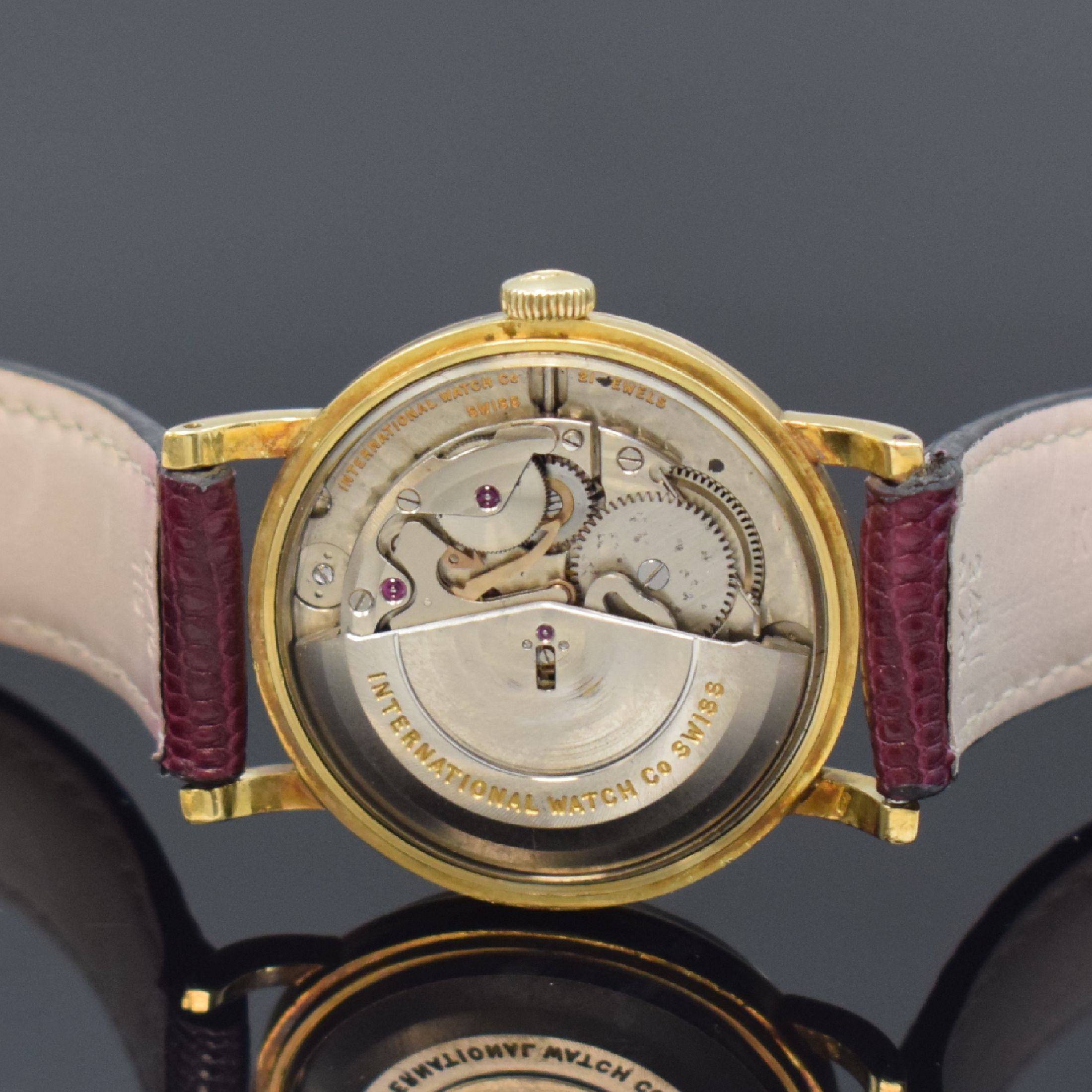 Detail d: IWC Herrenarmbanduhr in GG 750/000, Schweiz um 1957, Automatik, 3-teil. Geh. l. dell., Boden und Glasrand aufgedr., silb. Zifferbl. mit aufges. gold. ...