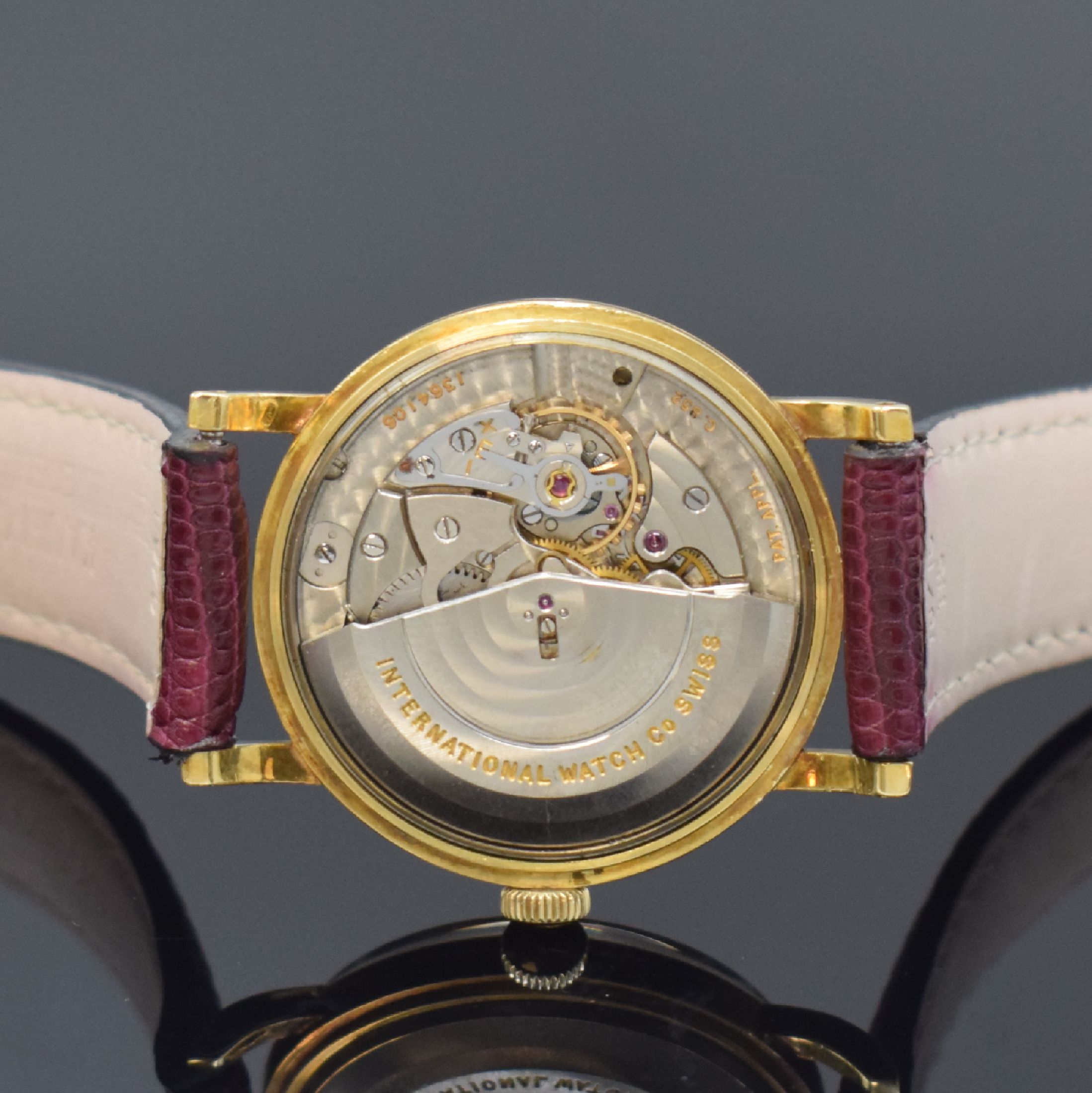 Detail e: IWC Herrenarmbanduhr in GG 750/000, Schweiz um 1957, Automatik, 3-teil. Geh. l. dell., Boden und Glasrand aufgedr., silb. Zifferbl. mit aufges. gold. ...