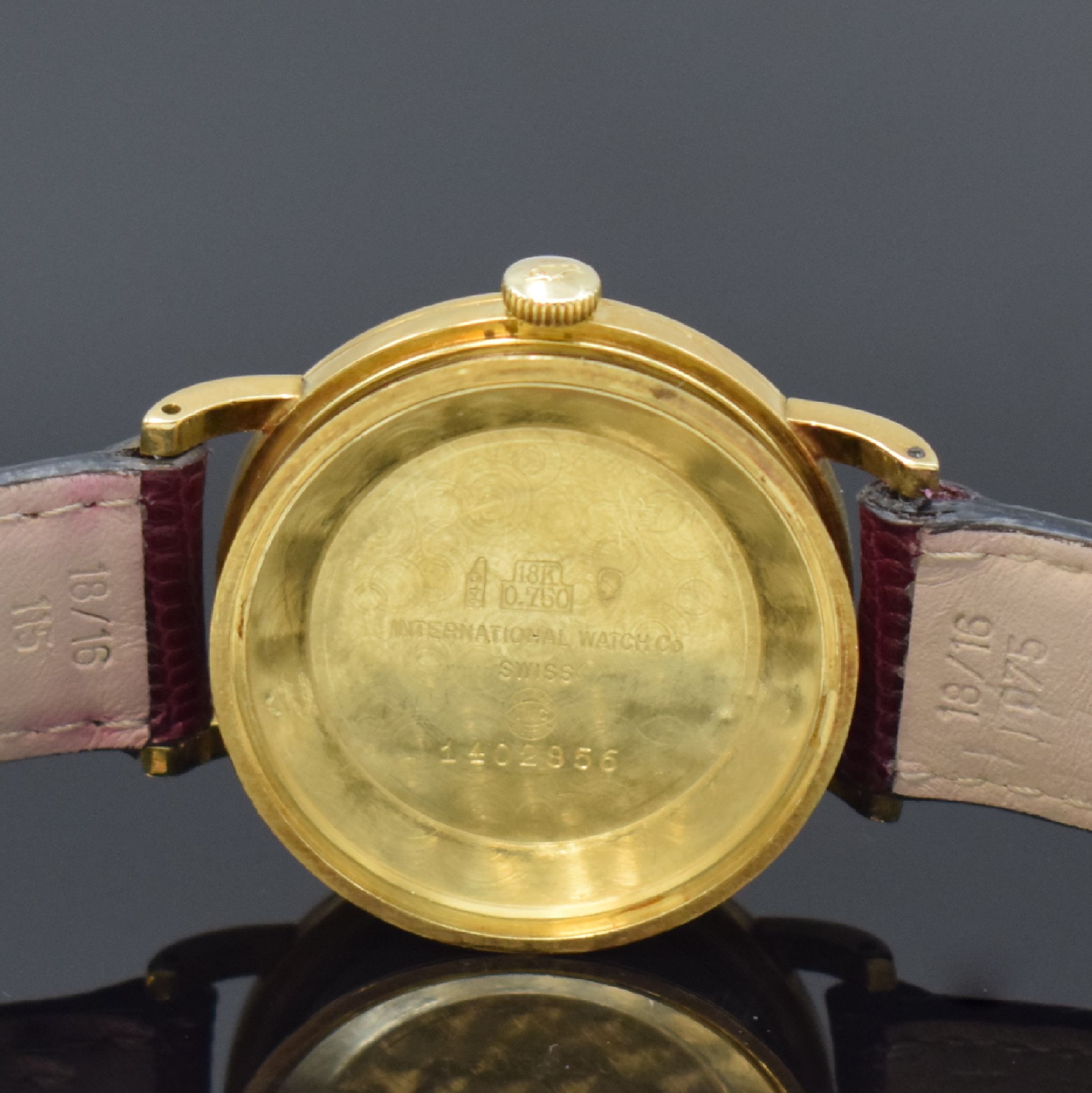 Detail f: IWC Herrenarmbanduhr in GG 750/000, Schweiz um 1957, Automatik, 3-teil. Geh. l. dell., Boden und Glasrand aufgedr., silb. Zifferbl. mit aufges. gold. ...