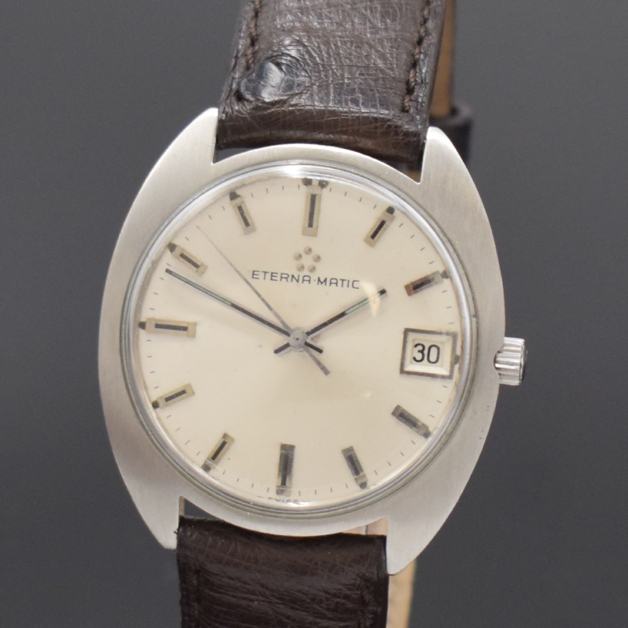 Detail a: ETERNA MATIC Herrenarmbanduhr in Stahl Referenz 149 T, Automatik, Schweiz um 1970, silb. Zifferbl. m. aufgel. Indizes altersbed. fl./pat., Datum b. ...