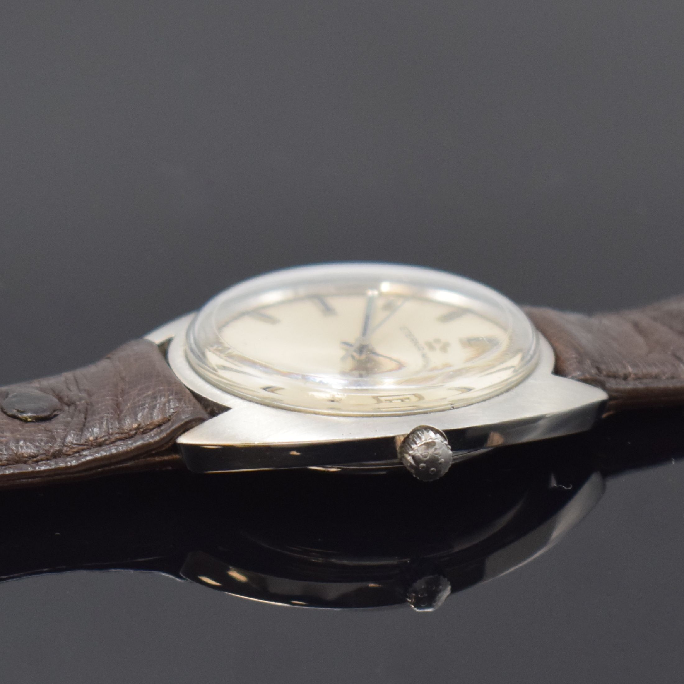 Detail b: ETERNA MATIC Herrenarmbanduhr in Stahl Referenz 149 T, Automatik, Schweiz um 1970, silb. Zifferbl. m. aufgel. Indizes altersbed. fl./pat., Datum b. ...