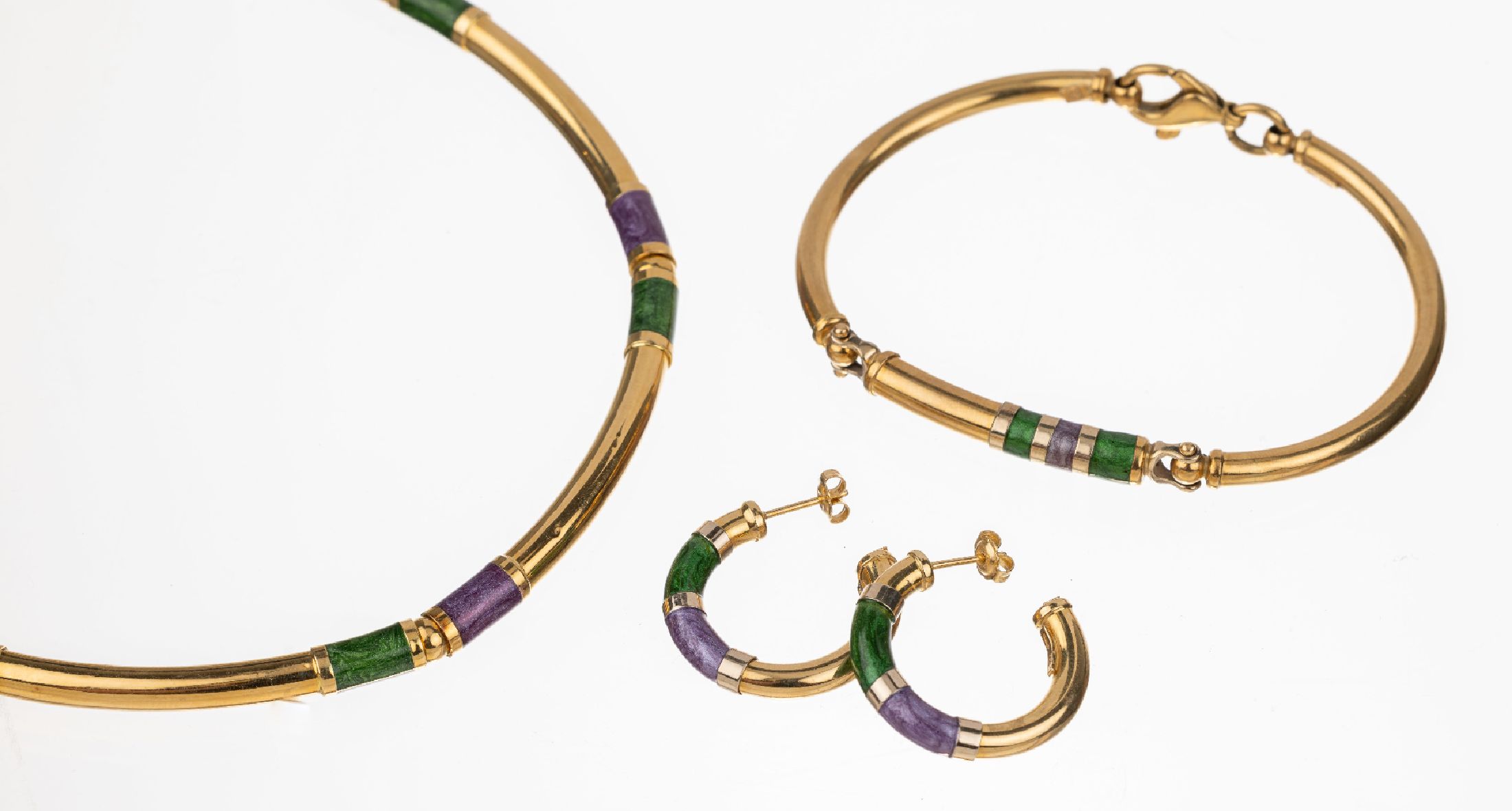 18 kt Gold Email-Schmuckset, GG 750/000, best. aus: Armreif, D. ca. 6.6 cm, Karabinerschließe, 1 Collier, Glieder auf Kautschukband, D. ca. 11.7 ...