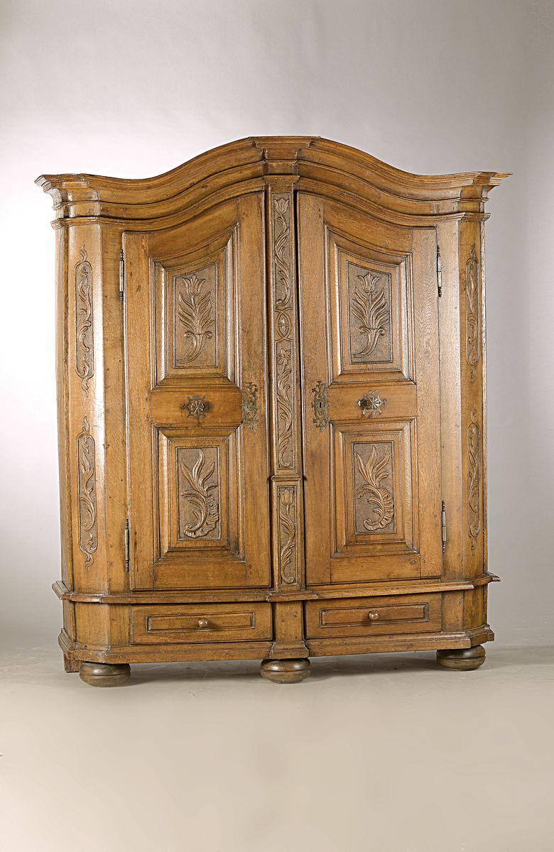 Bodenseeschrank, um 1780-1800, Eiche massiv, mit Flachschnitzereien auf den Lisenen und Füllungen, Inneneinrichtung links mit drei kleinen Schüben ...