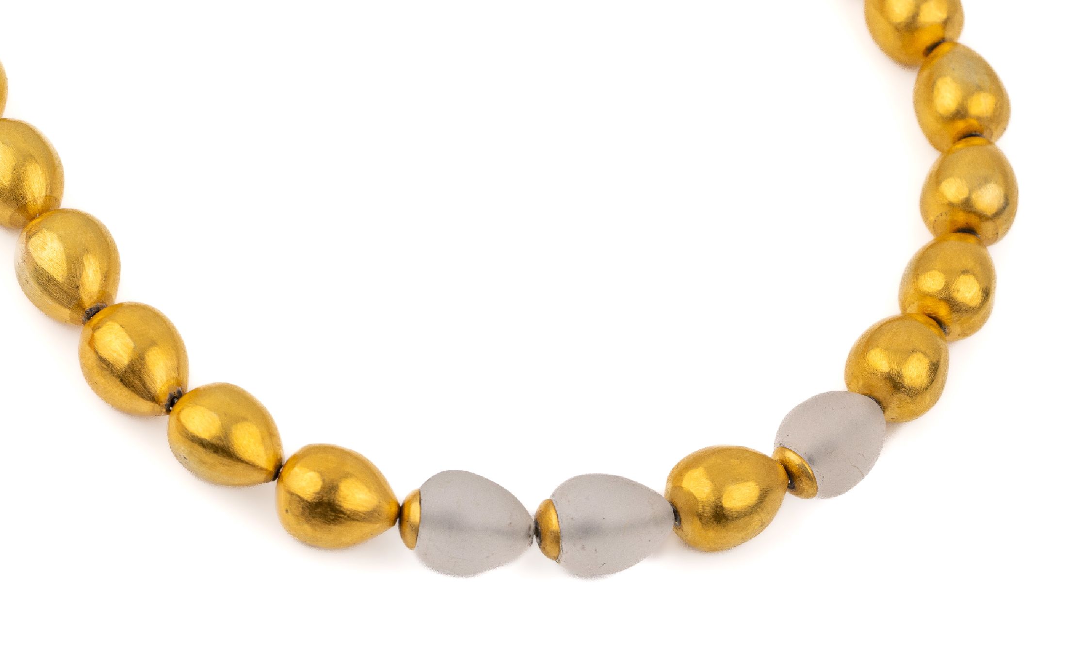 Feingold Bergkristall-Collier, Kugeln mit GG 999/000 Feingoldbeschichtung, gepr., gefüllt, tropfenf. Glieder mit 3 Glieder aus mattiertem ...