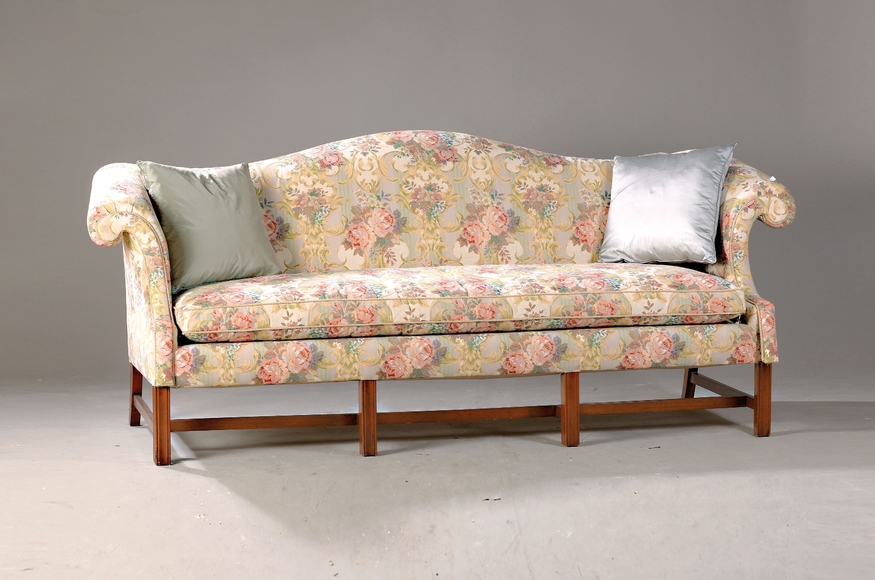 Sofa, 20.Jh., Beine in Mahagoni, leicht profiliert und verstrebt, gepolstert und bezogen, ca. 200 x 80 x 90 cm, Alterssp., Sh. ca. 50cm, EZ 2-3