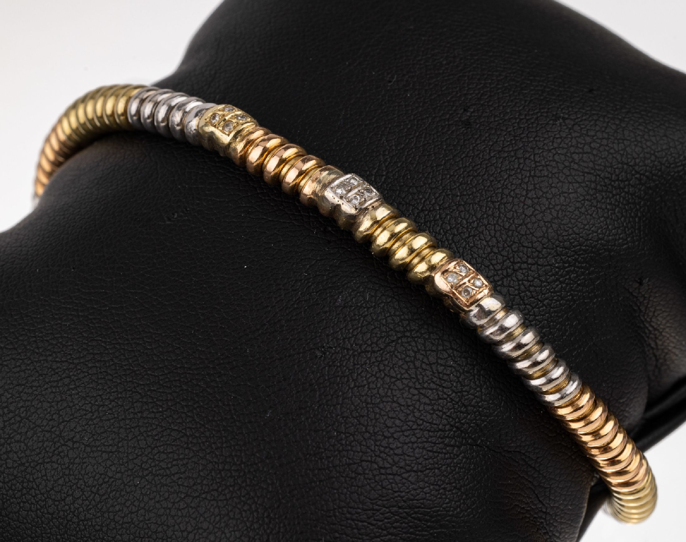18 kt Gold Armband, GG/WG/RoseG 750/000, kl. Diamantbesatz, L. ca. 18 cm, Kastenschloß mit Sicherheitsacht, ca. 13.2 g, passend zu Kat.-Nr. 02-2035