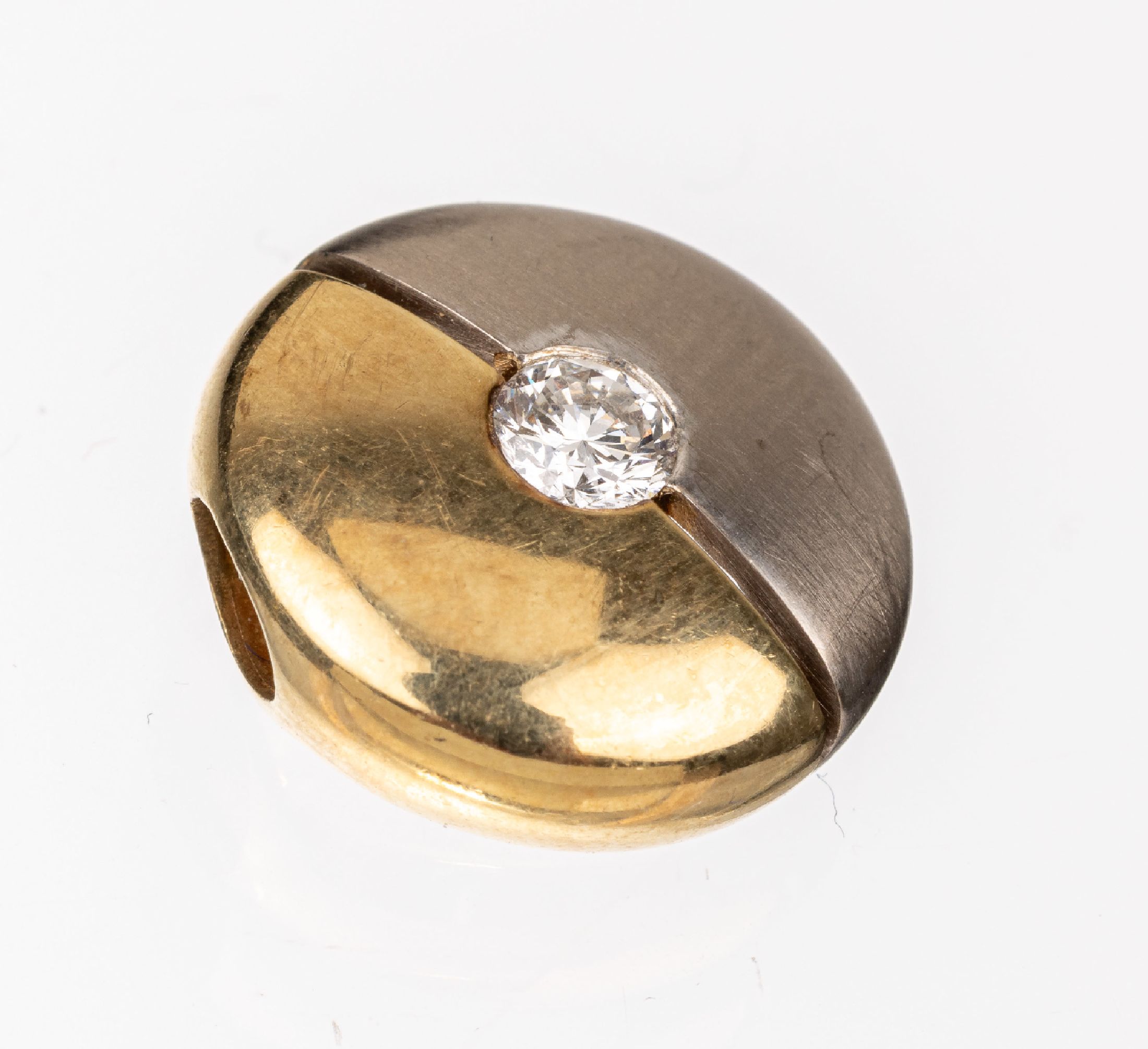 14 kt Gold Brillant Anhänger, GG/WG 585/000, pol. und sat., Brillant ca. 0.25 ct grav. Weiß/si-p, ca. 3.9 g, D. ca. 1.5 cm