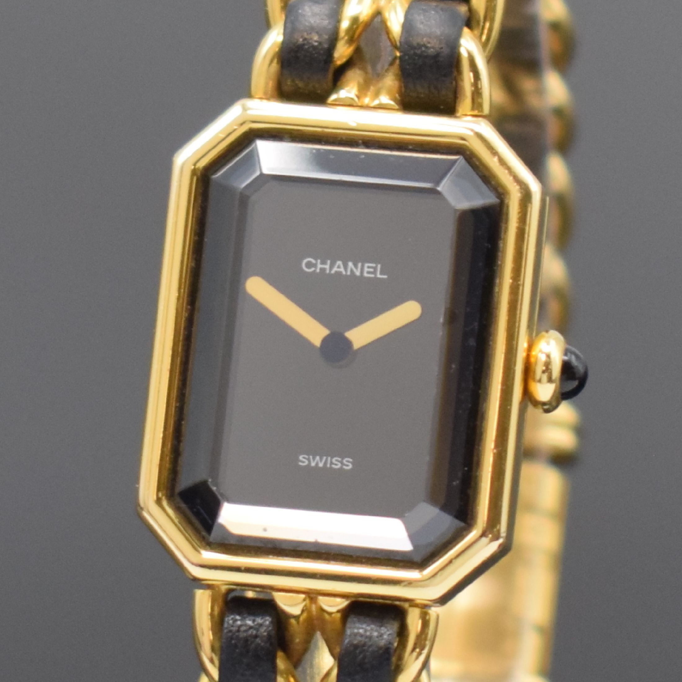 Detail a: CHANEL Damenarmbanduhr Modell Premiere, Schweiz um 1987, quarz, verg. Geh. m. Schmuckkrone, Boden aufgedr., verg. Gliederband m. Leder (Leder besch.) ...