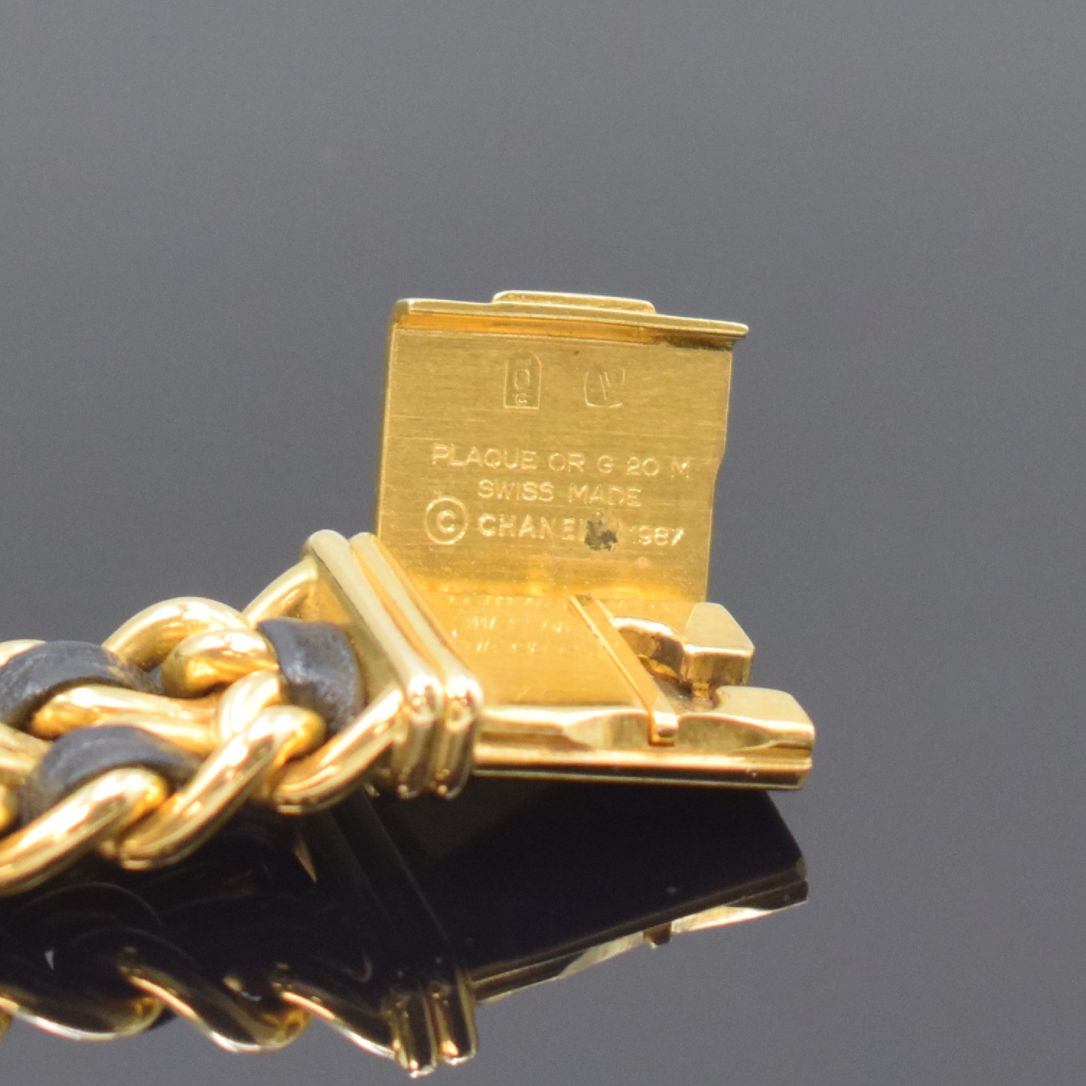 Detail c: CHANEL Damenarmbanduhr Modell Premiere, Schweiz um 1987, quarz, verg. Geh. m. Schmuckkrone, Boden aufgedr., verg. Gliederband m. Leder (Leder besch.) ...