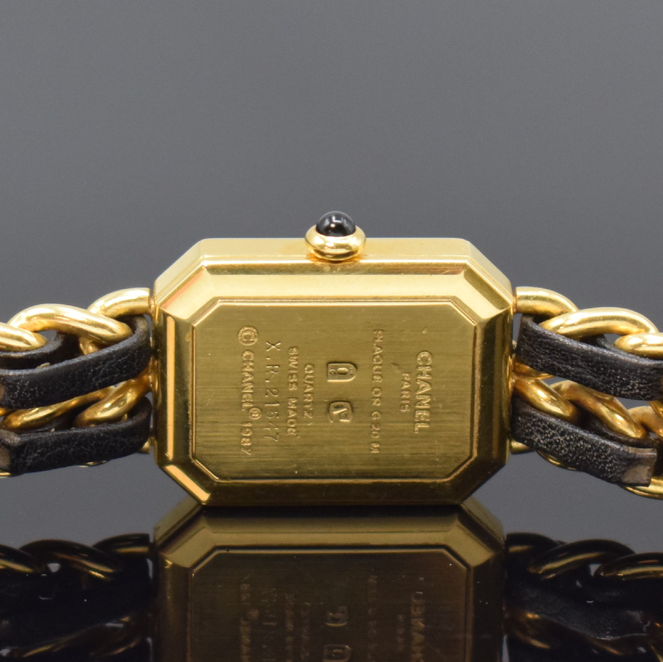 Detail d: CHANEL Damenarmbanduhr Modell Premiere, Schweiz um 1987, quarz, verg. Geh. m. Schmuckkrone, Boden aufgedr., verg. Gliederband m. Leder (Leder besch.) ...