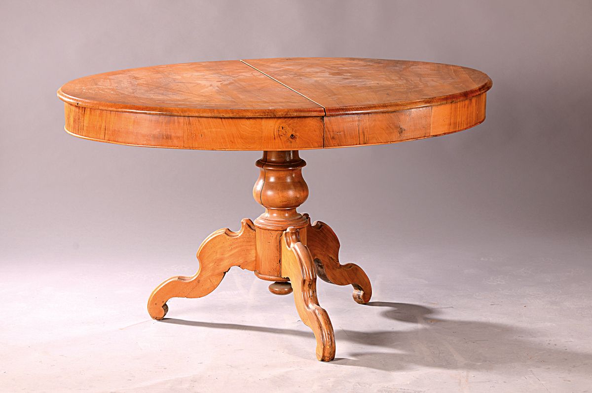 Ausziehtisch, Biedermeier, um 1840, Nußbaum massiv, Balustersäule auf Volutenbeinen, ca. 74 x 128 x 90 cm, EZ 2-3