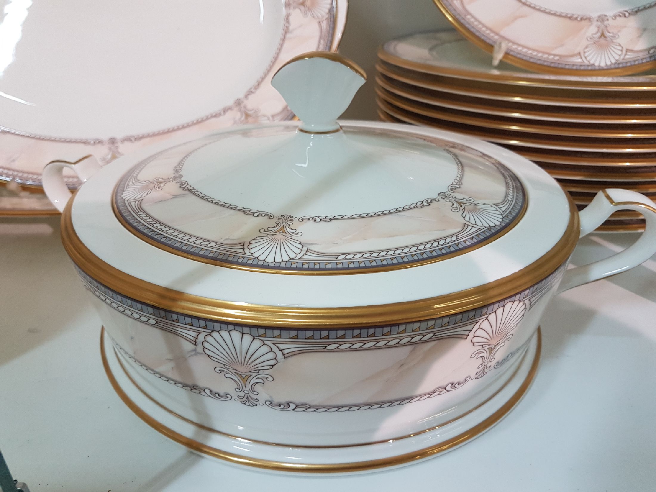 Detail c: Speiseservice für 12 Personen, Noritake, Japan, Dekor Pacific Majestic, 1990er J., Porzellan, Muschelwerk mit Marmorimitation, Goldrand, 12 ...