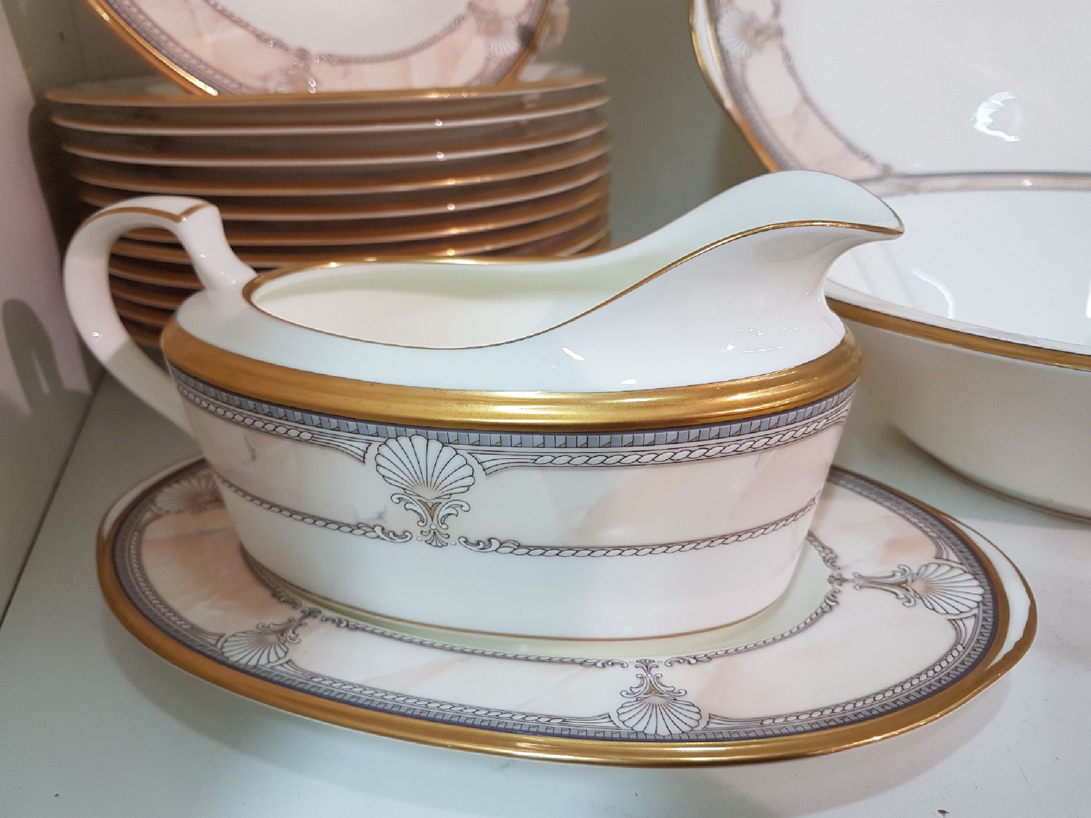 Detail e: Speiseservice für 12 Personen, Noritake, Japan, Dekor Pacific Majestic, 1990er J., Porzellan, Muschelwerk mit Marmorimitation, Goldrand, 12 ...