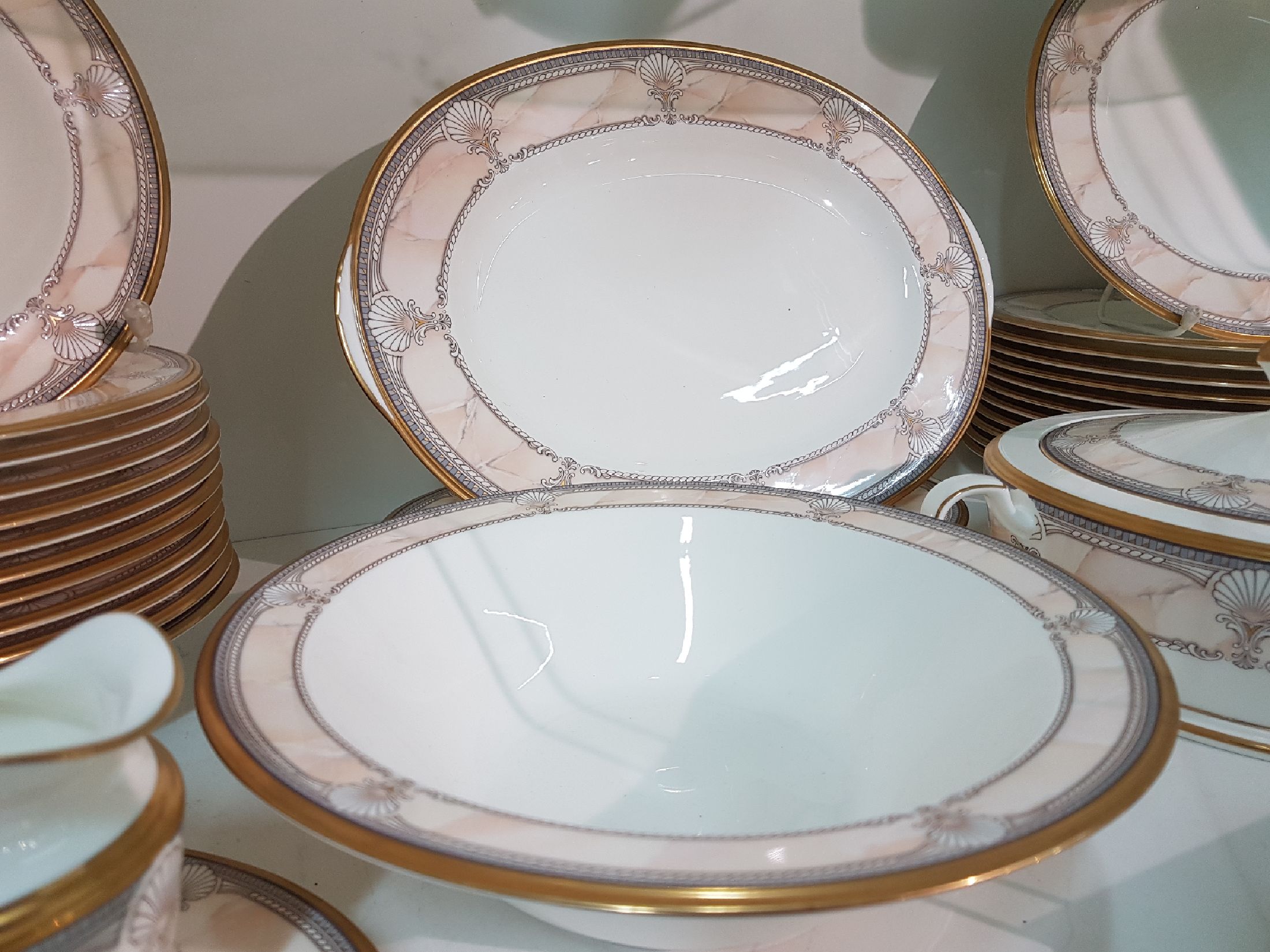 Detail f: Speiseservice für 12 Personen, Noritake, Japan, Dekor Pacific Majestic, 1990er J., Porzellan, Muschelwerk mit Marmorimitation, Goldrand, 12 ...
