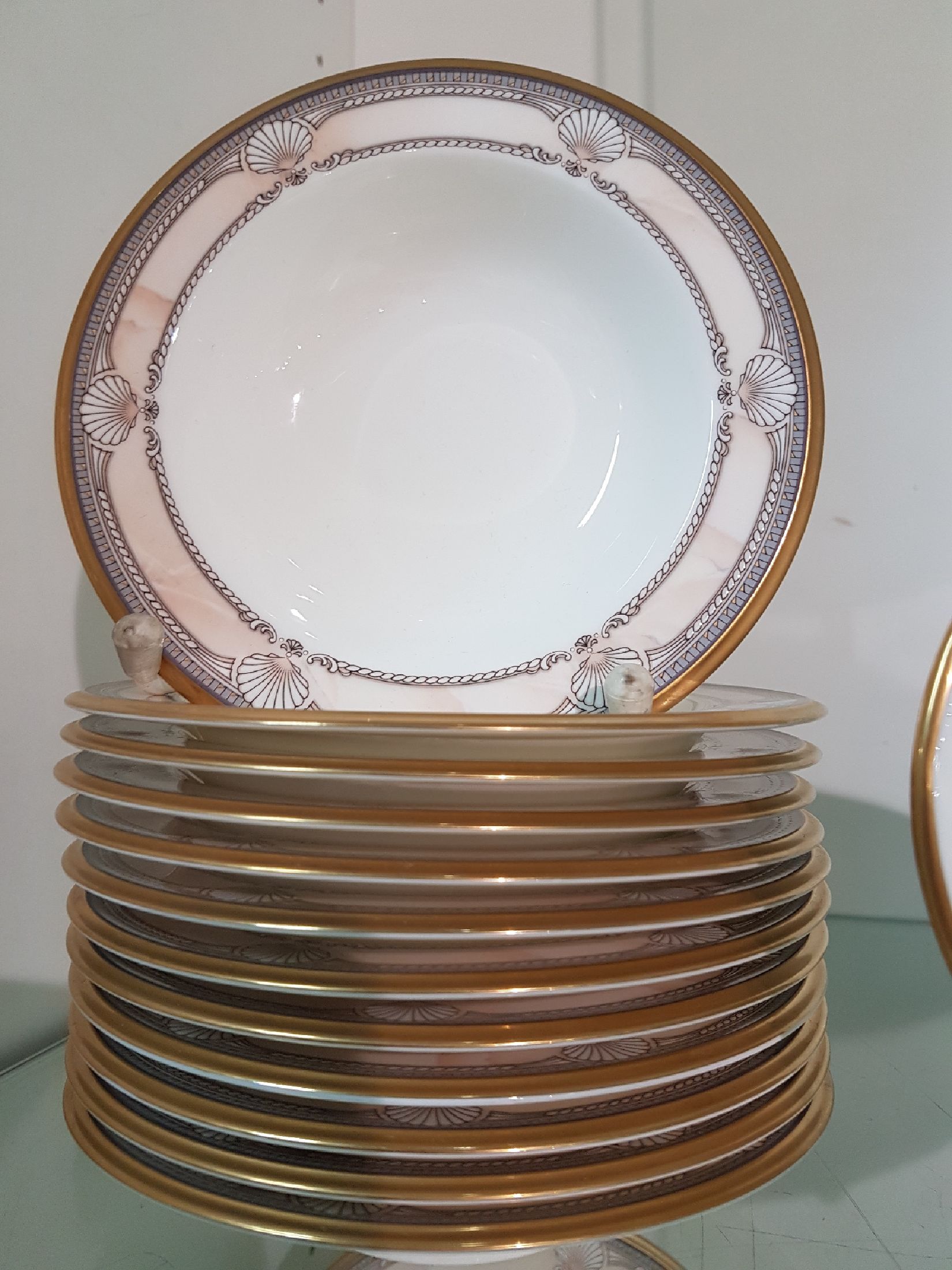 Detail g: Speiseservice für 12 Personen, Noritake, Japan, Dekor Pacific Majestic, 1990er J., Porzellan, Muschelwerk mit Marmorimitation, Goldrand, 12 ...