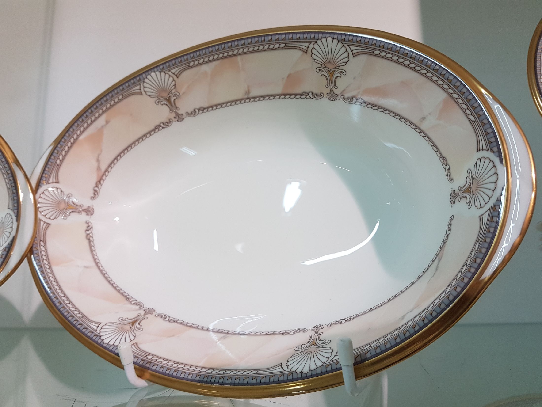 Detail i: Speiseservice für 12 Personen, Noritake, Japan, Dekor Pacific Majestic, 1990er J., Porzellan, Muschelwerk mit Marmorimitation, Goldrand, 12 ...