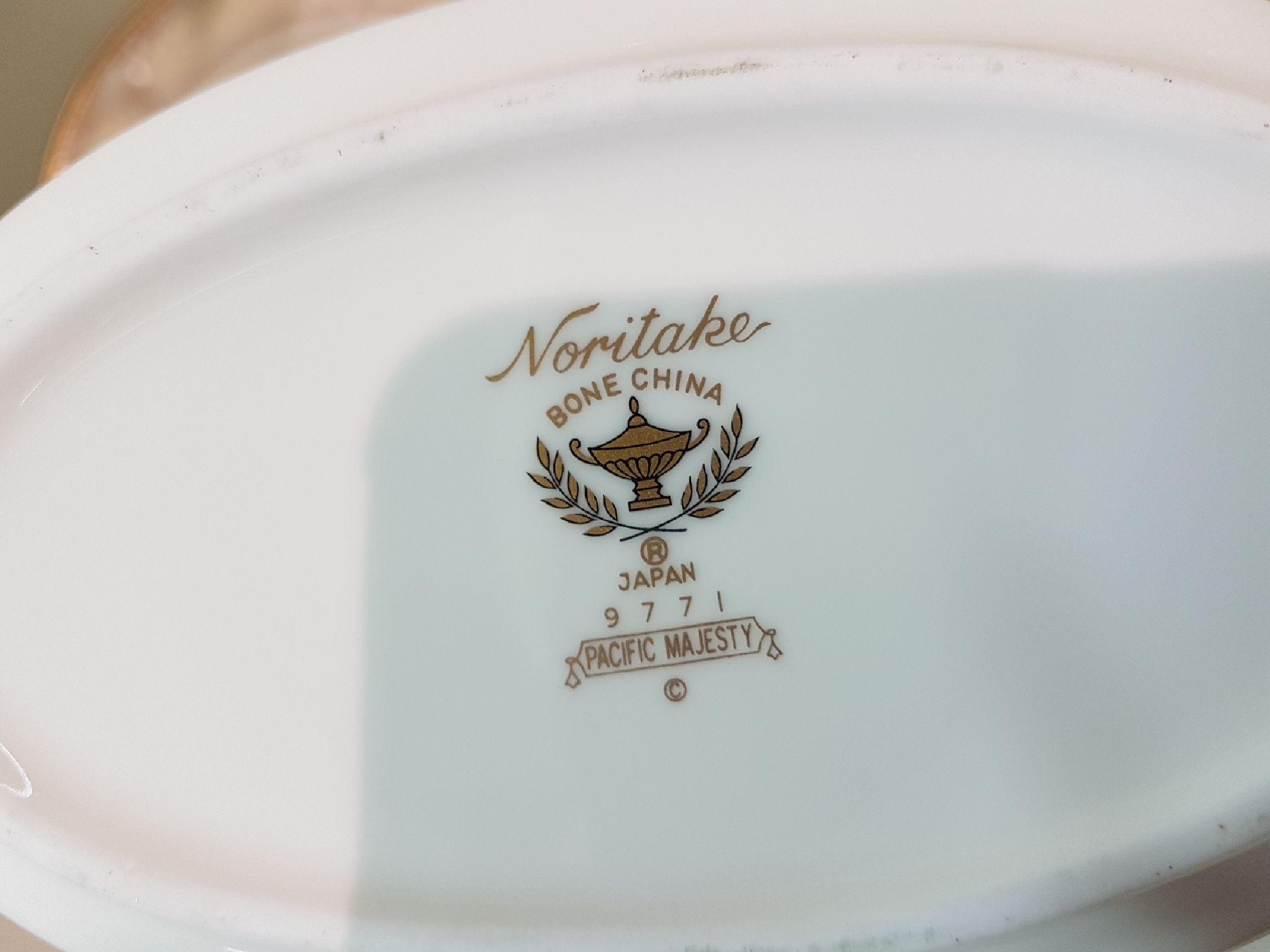 Detail j: Speiseservice für 12 Personen, Noritake, Japan, Dekor Pacific Majestic, 1990er J., Porzellan, Muschelwerk mit Marmorimitation, Goldrand, 12 ...