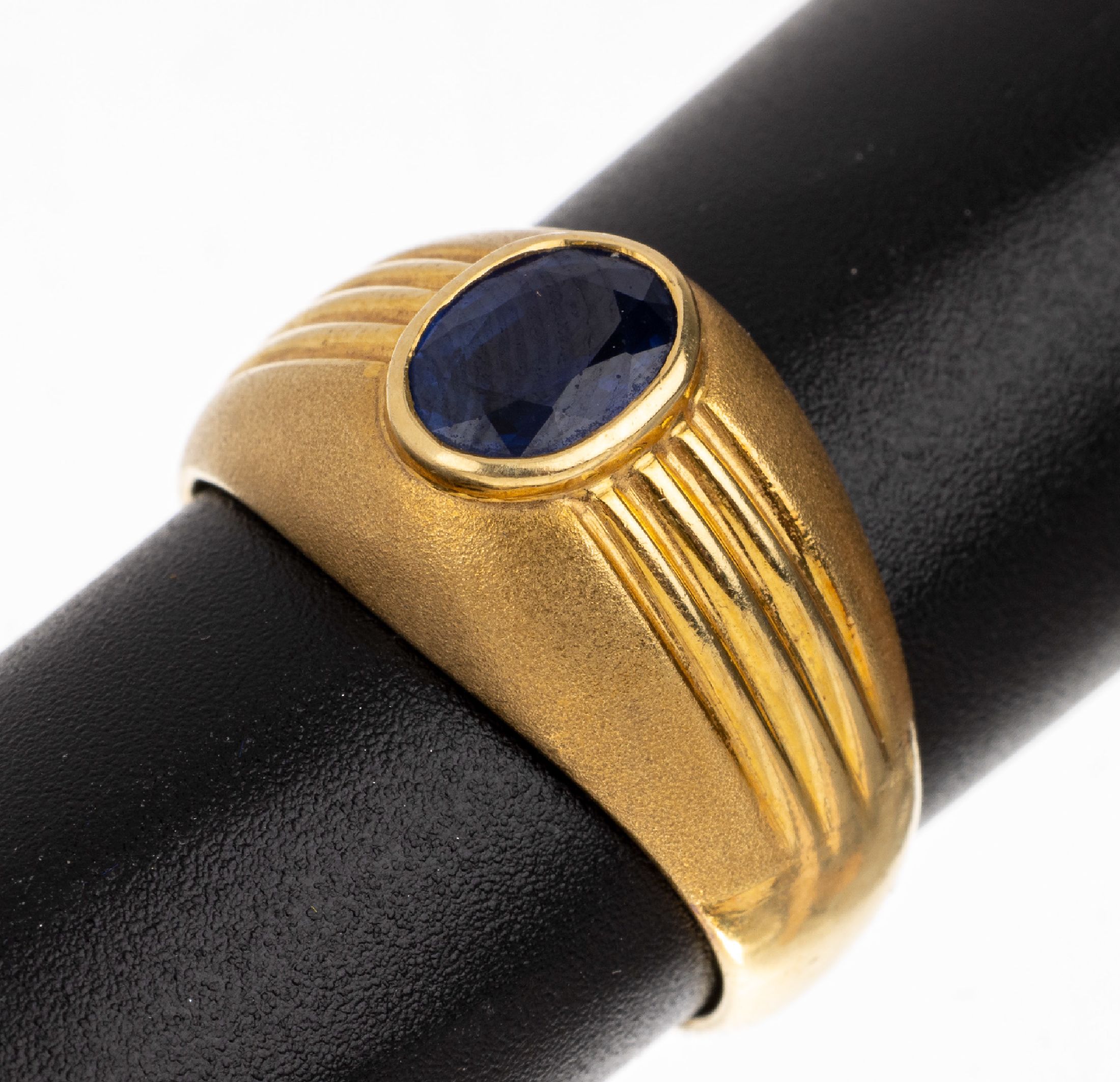 18 kt Gold Saphir-Ring, GG 750/000, ovalfacett. Saphir ca. 1.20 ct, Ringkopf pol. und sat., RW 56, ca. 9.1 g